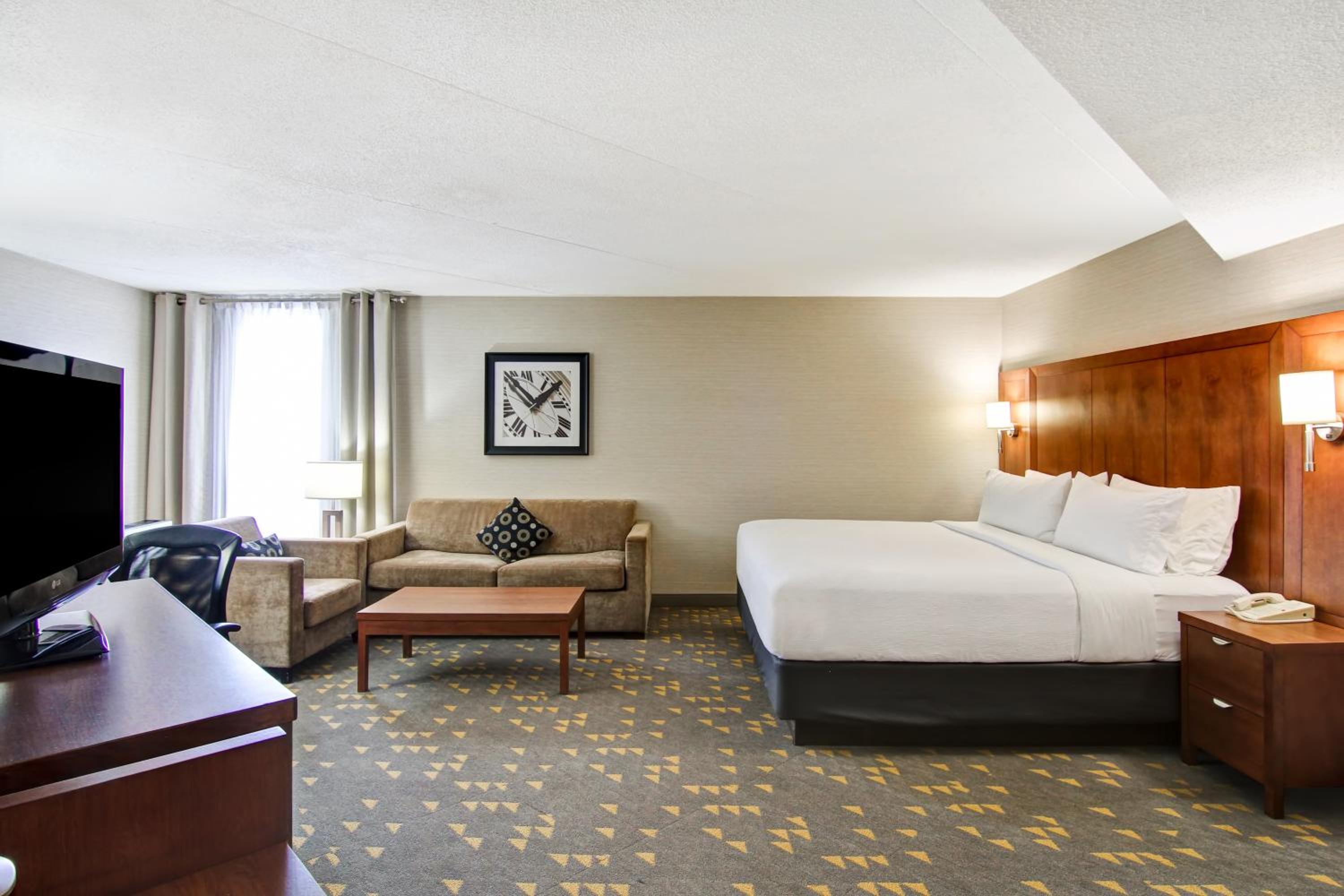 Premium Corner King Room - Photo 2