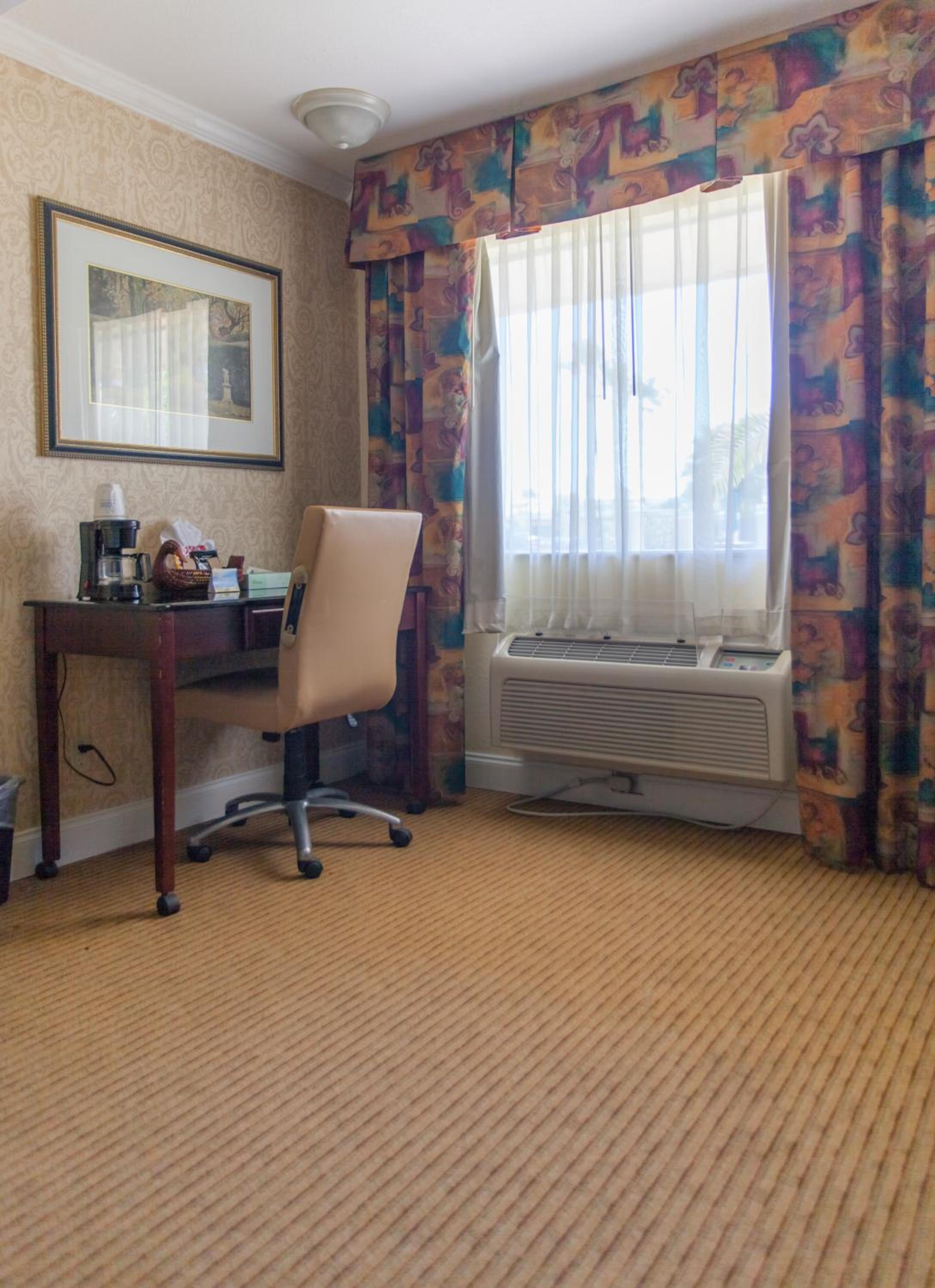 Queen Room with Bath Tub - Mobility Accessible/Non-Smoking - Photo 1