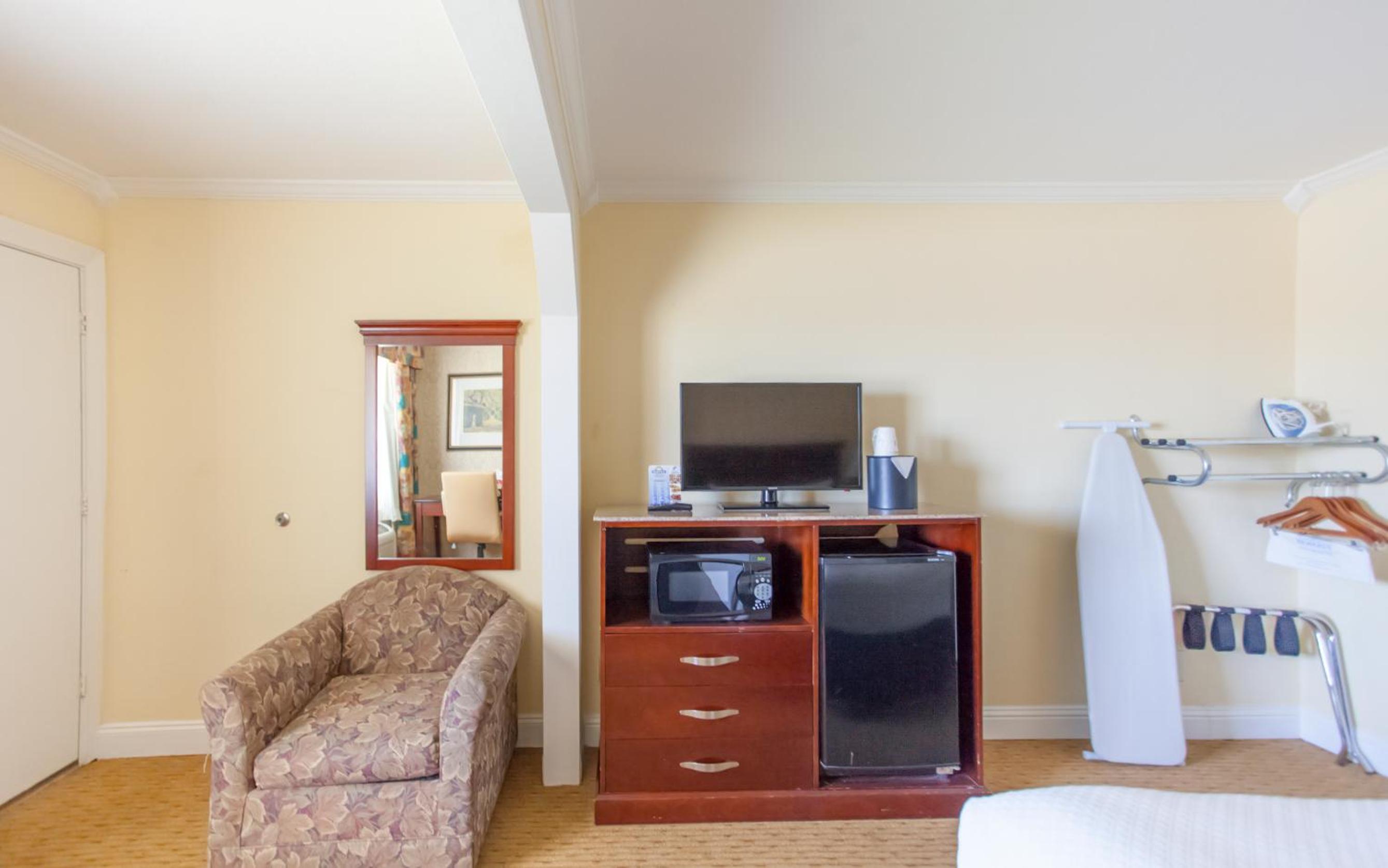 Queen Room with Bath Tub - Mobility Accessible/Non-Smoking - Photo 8