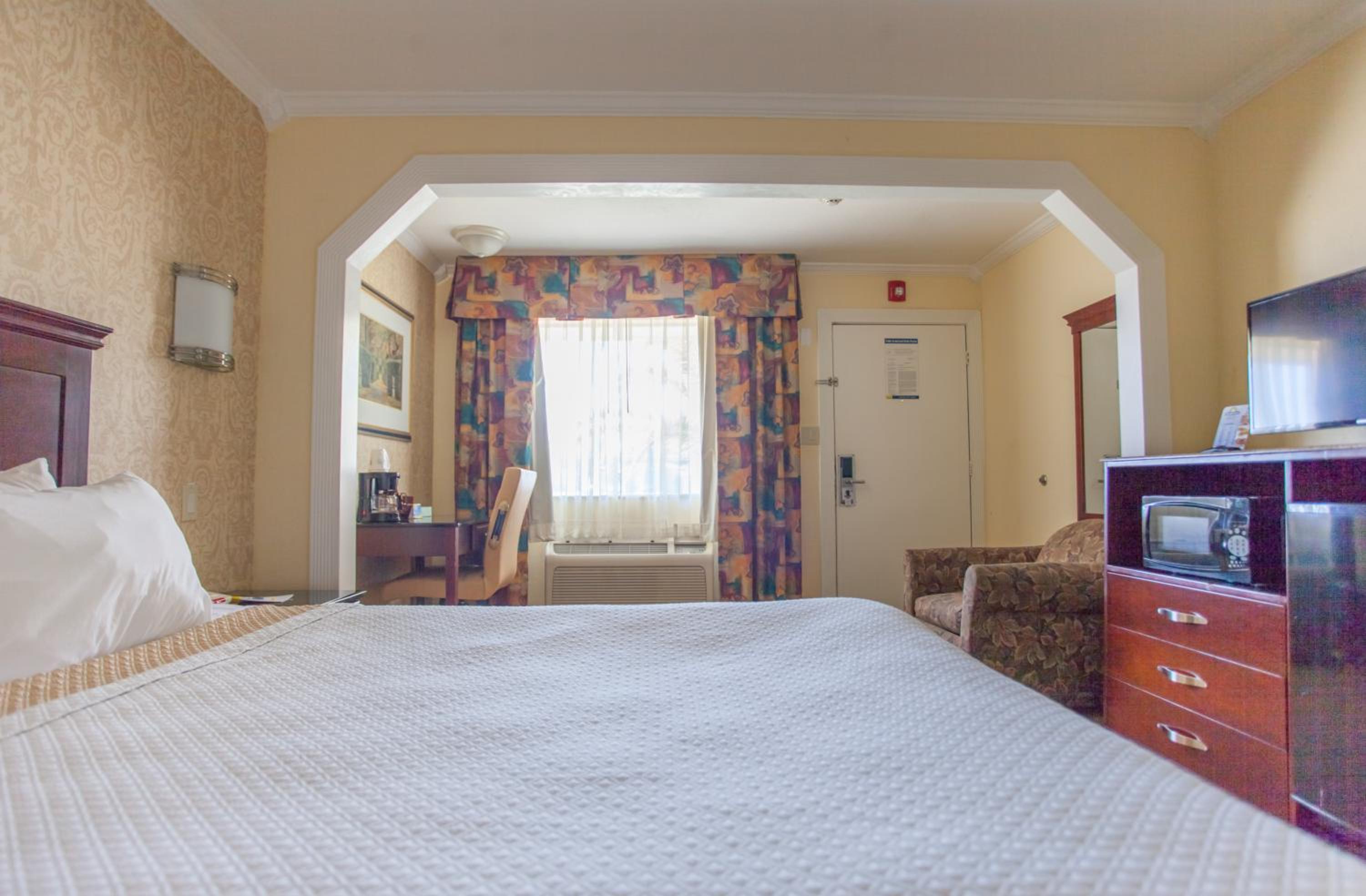 Queen Room with Bath Tub - Mobility Accessible/Non-Smoking - Photo 4