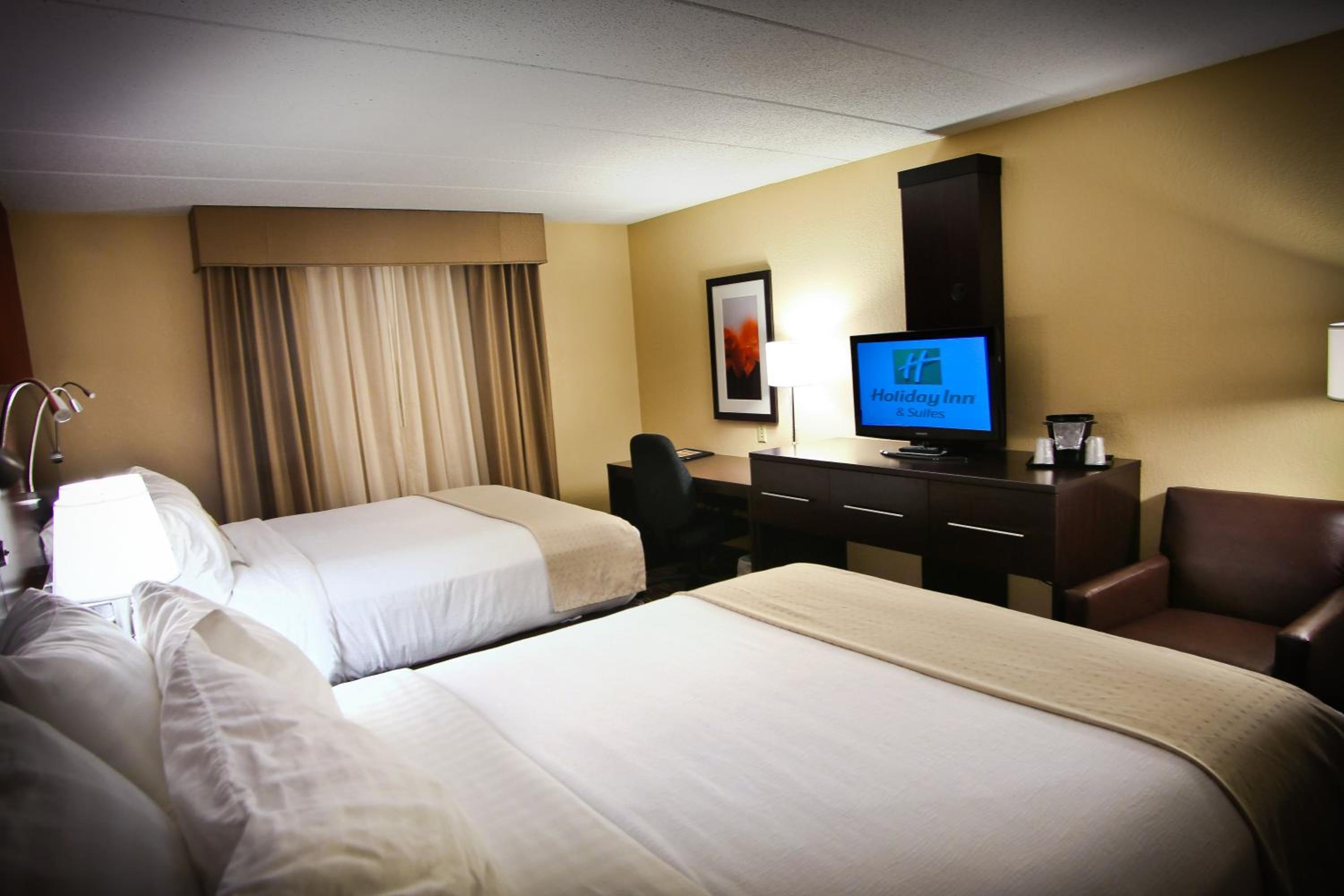Queen Room with Two Queen Beds photo 2