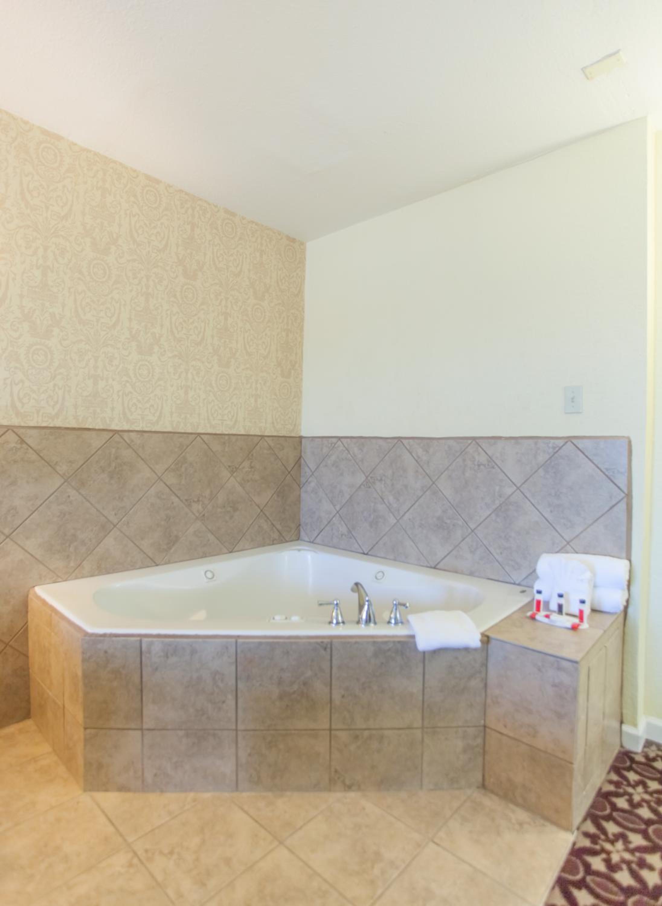 Deluxe King Studio with Spa Bath - Photo 12