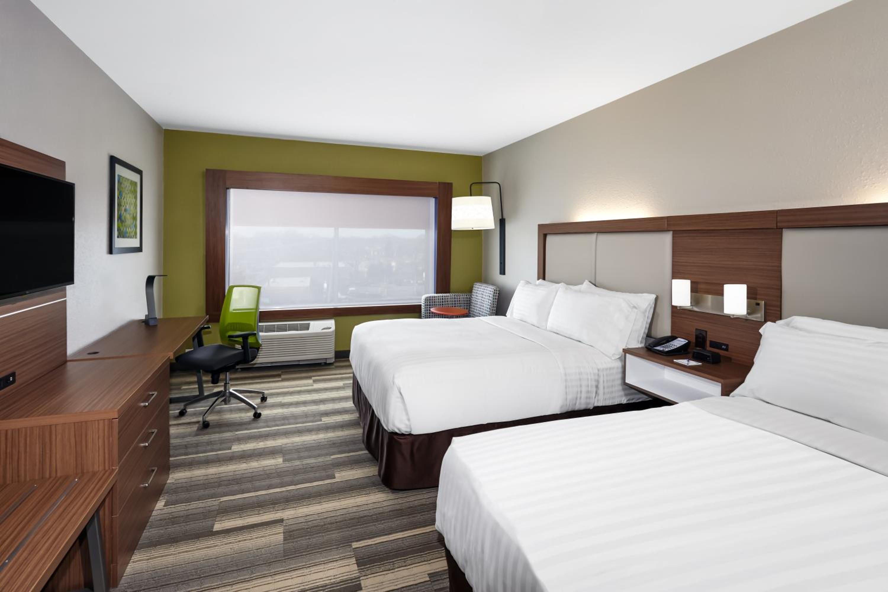 Queen Room with Two Queen Beds and Mobility Accessible Bathtub photo 3