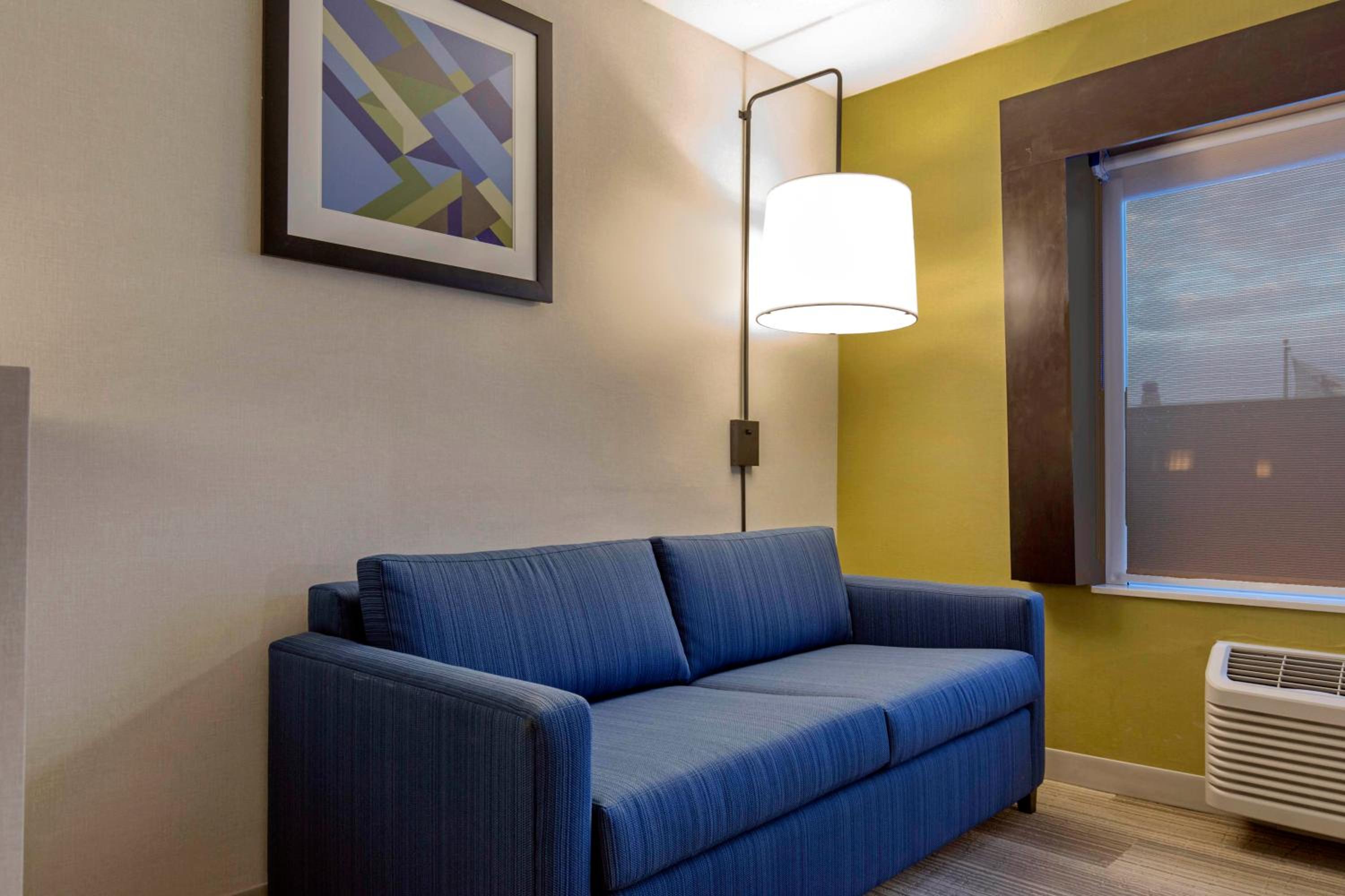 Queen Suite with Two Queen Beds - Photo 2