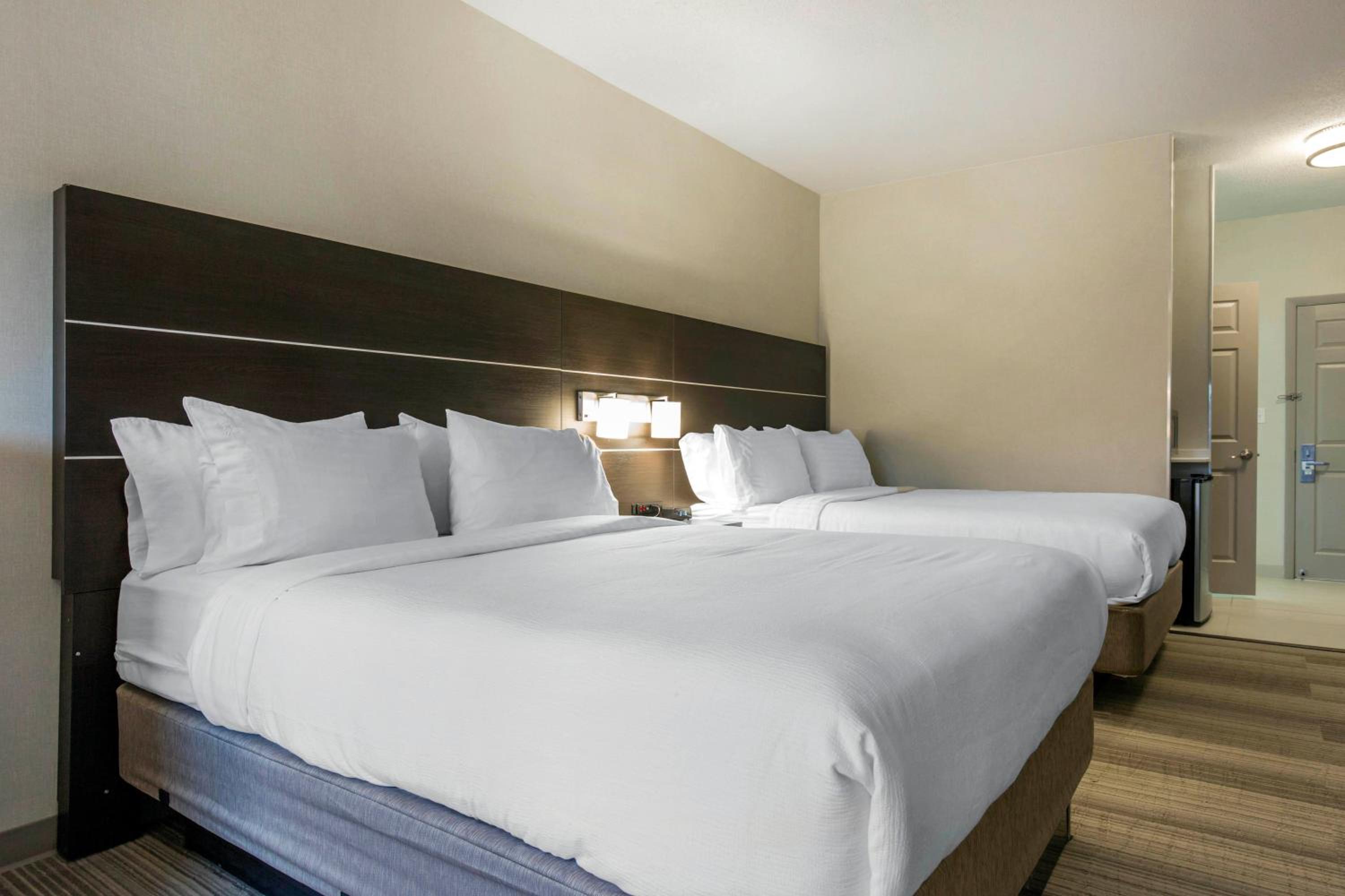 Standard Room with Two Queen Beds - Photo 1