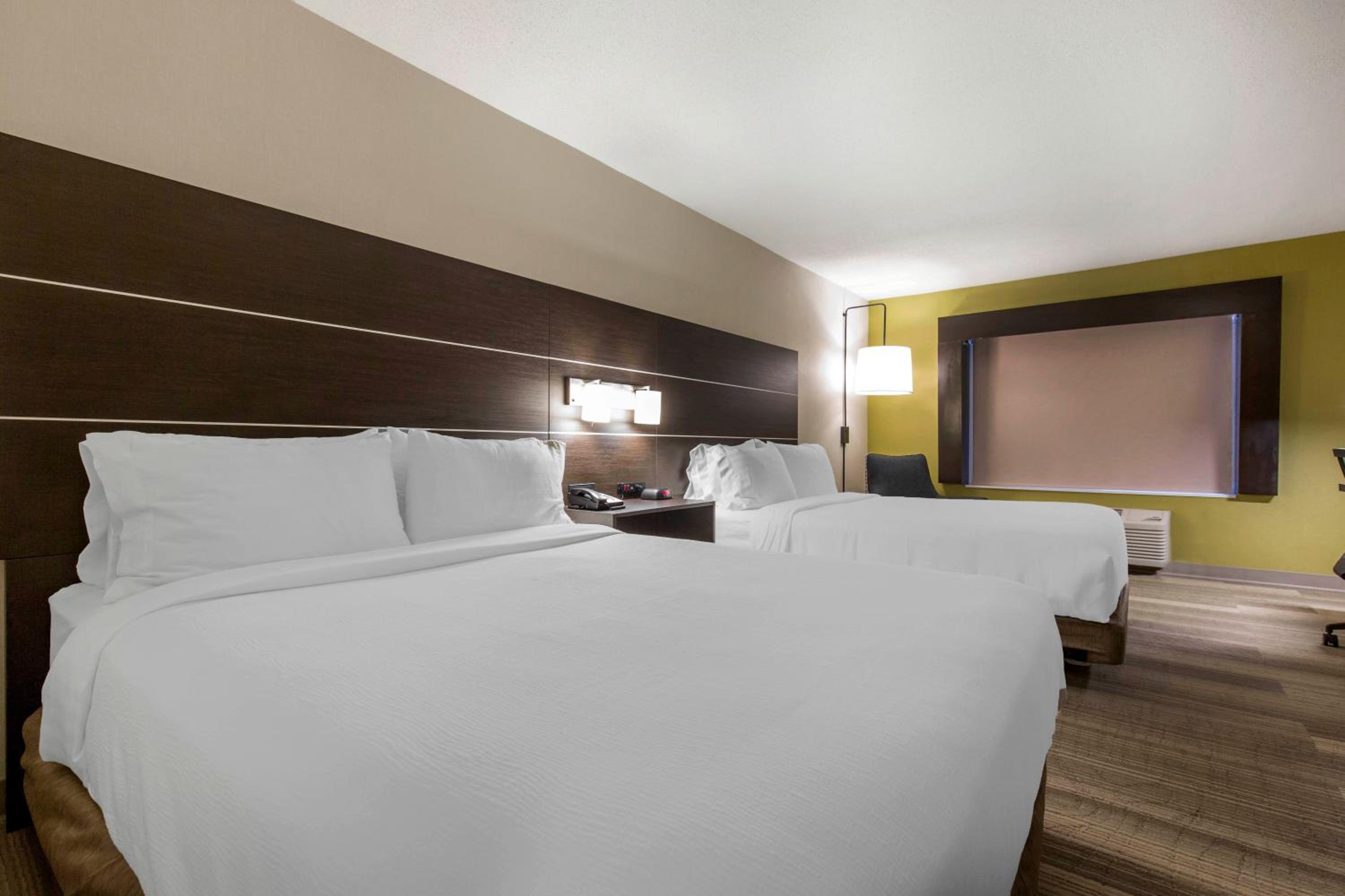 Standard Room with Two Queen Beds - Photo 2