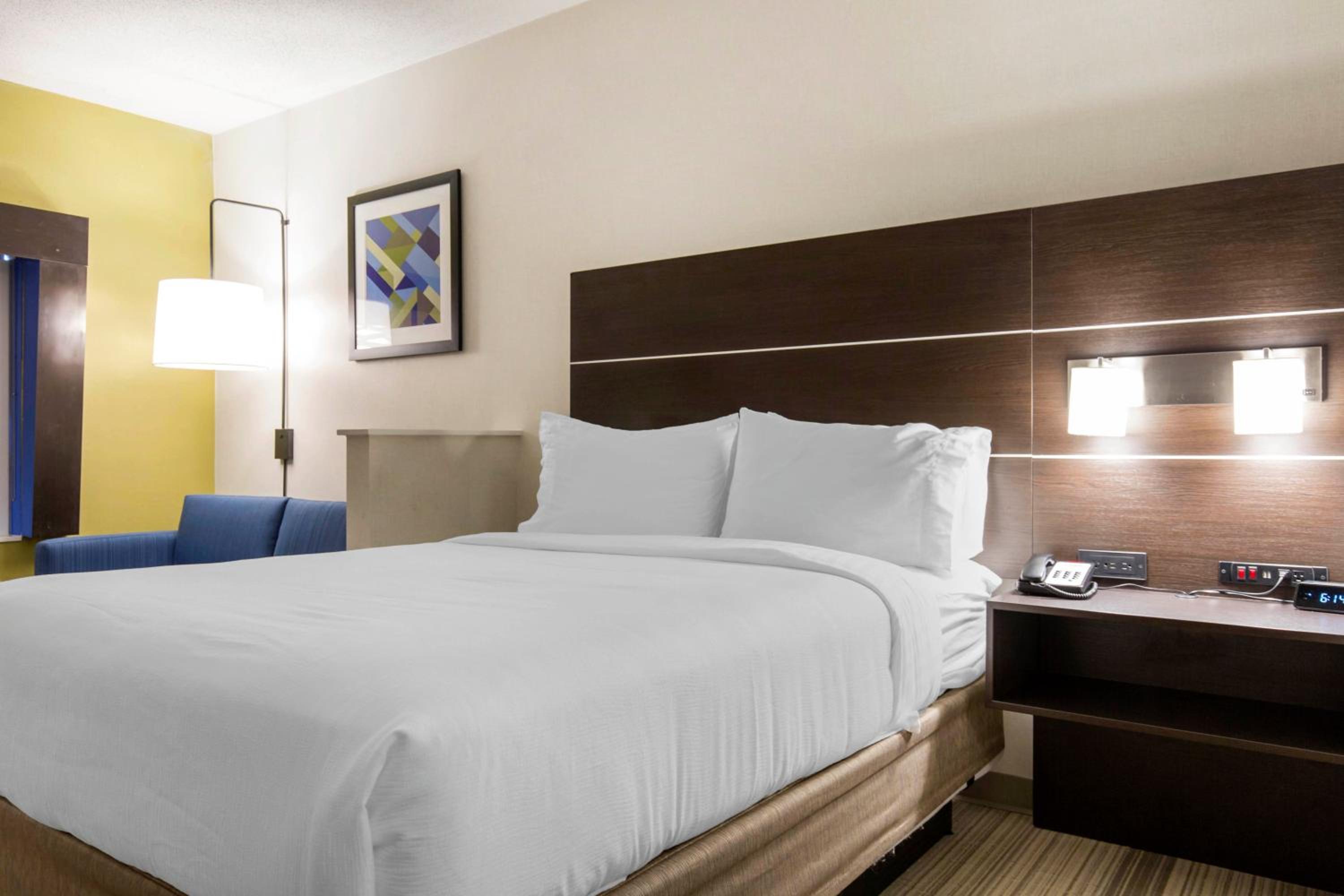 Queen Suite with Two Queen Beds - Photo 3