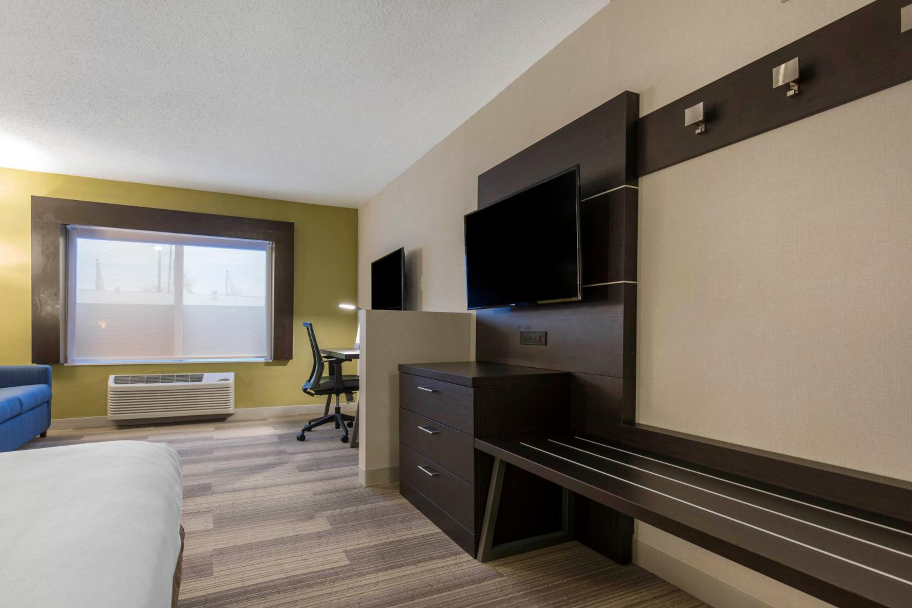 Queen Suite with Two Queen Beds - Photo 5
