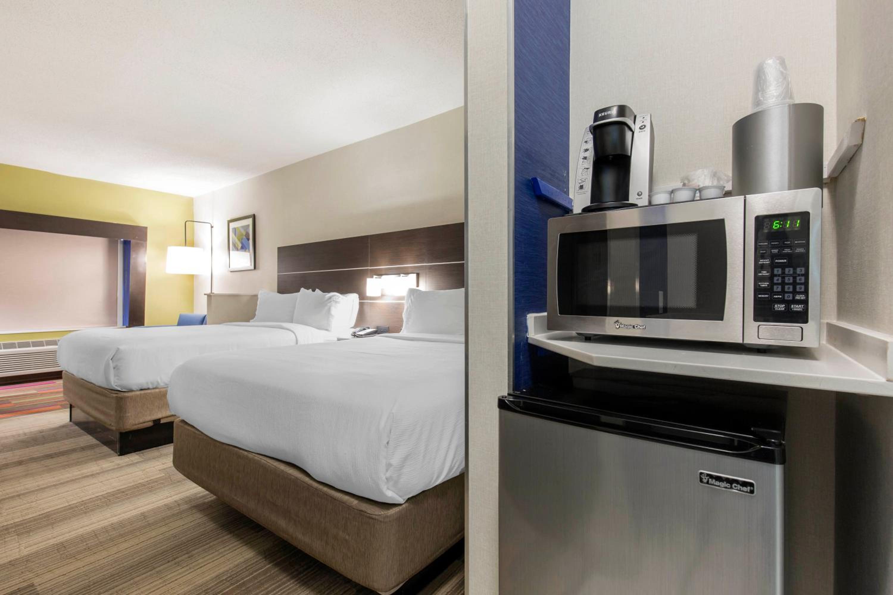 Queen Suite with Two Queen Beds - Photo 4