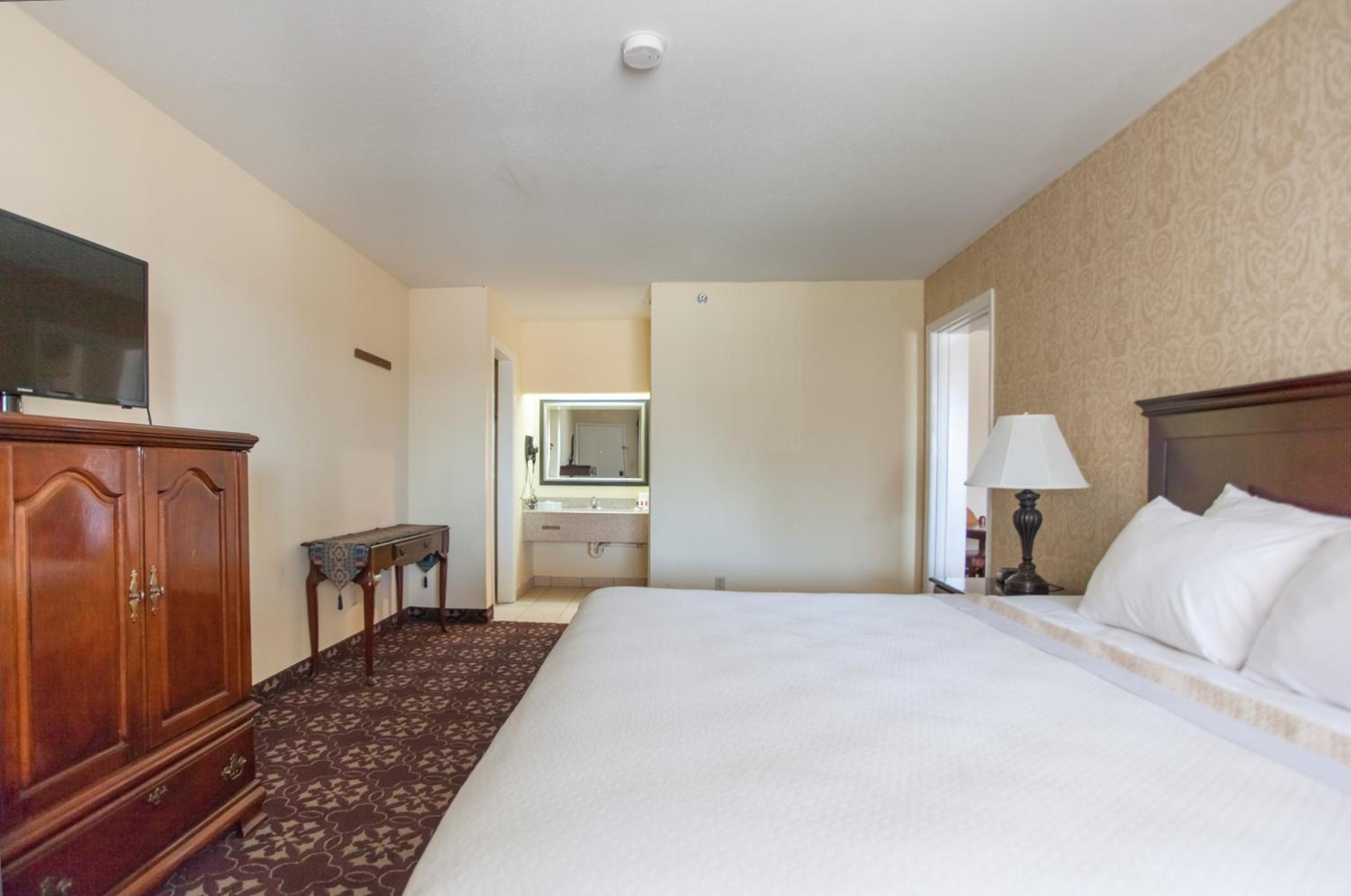 Deluxe King Studio with Spa Bath - Photo 3