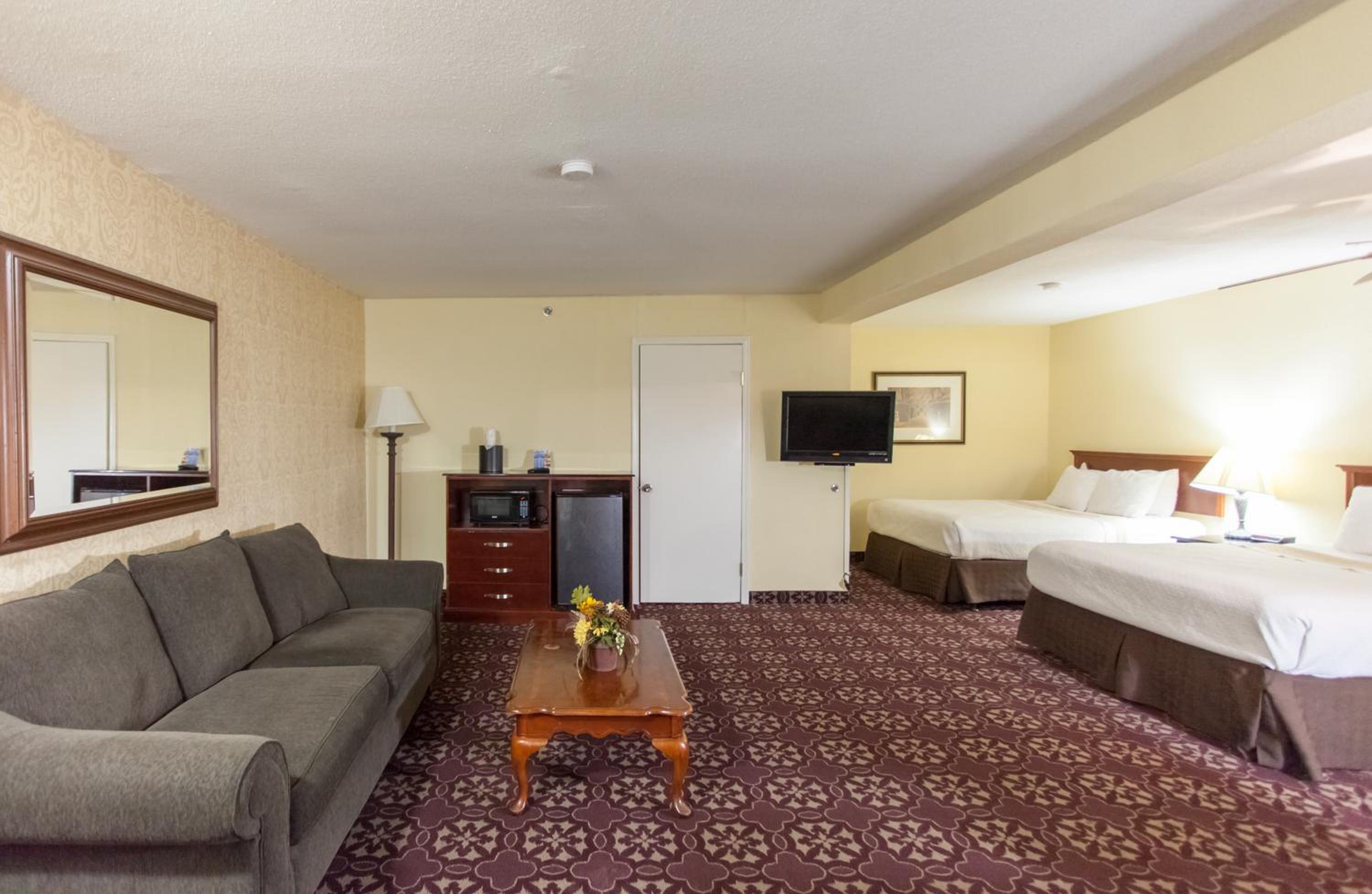 Queen Studio Suite with Two Queen Beds - Non-Smoking - Photo 1