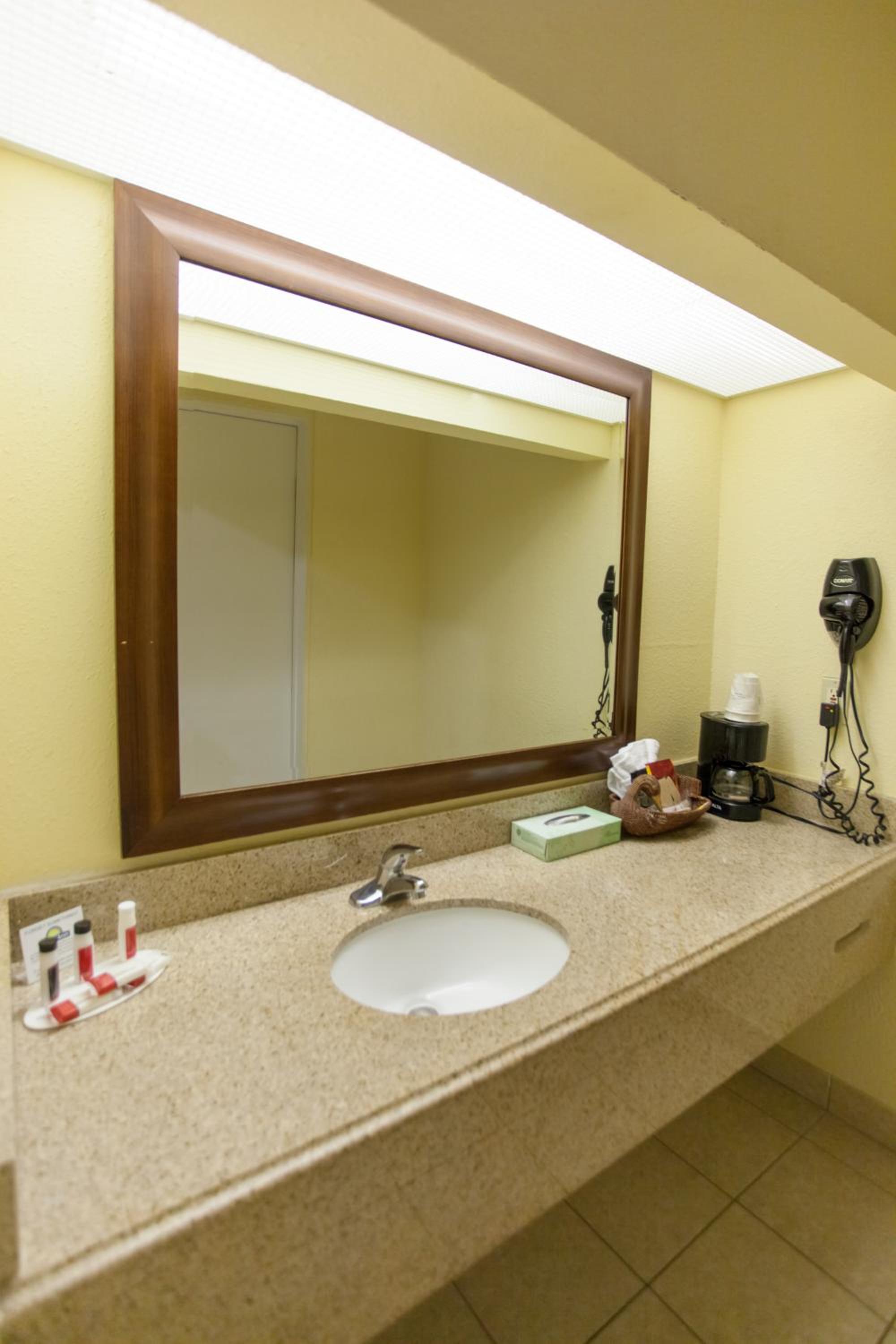 Queen Studio Suite with Two Queen Beds - Non-Smoking - Photo 3