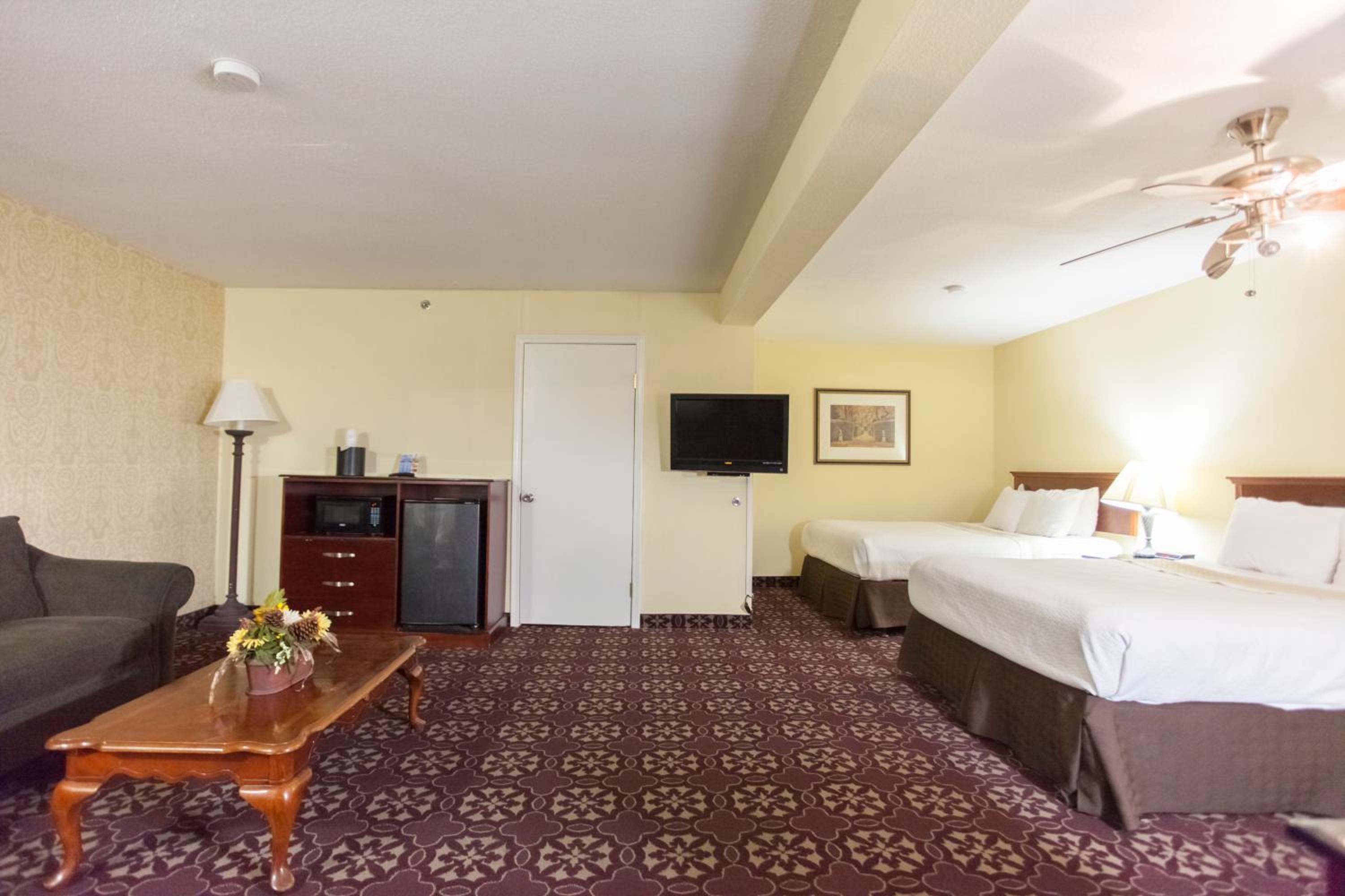 Queen Studio Suite with Two Queen Beds - Non-Smoking - Photo 5