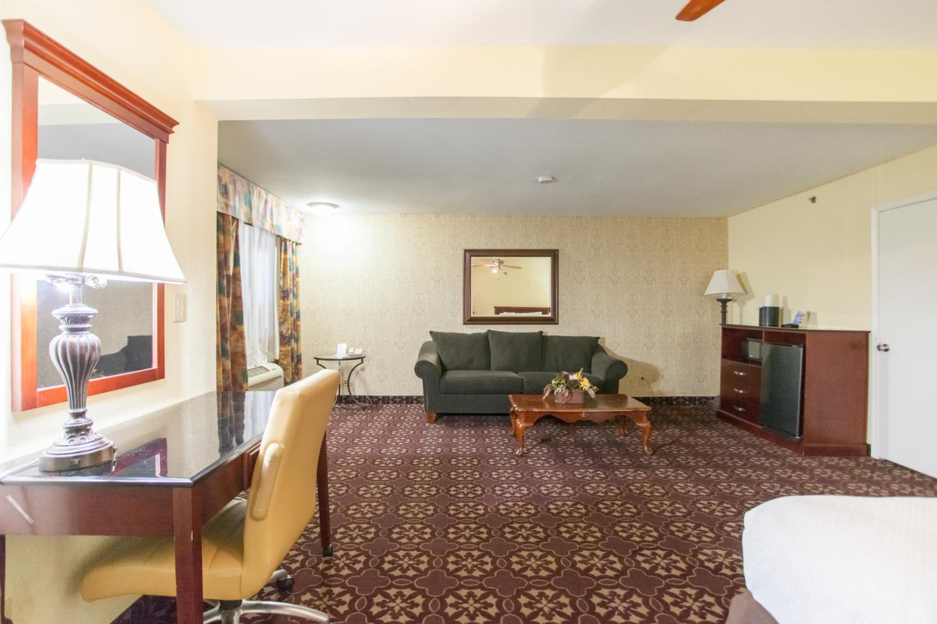 Queen Studio Suite with Two Queen Beds - Non-Smoking - Photo 6