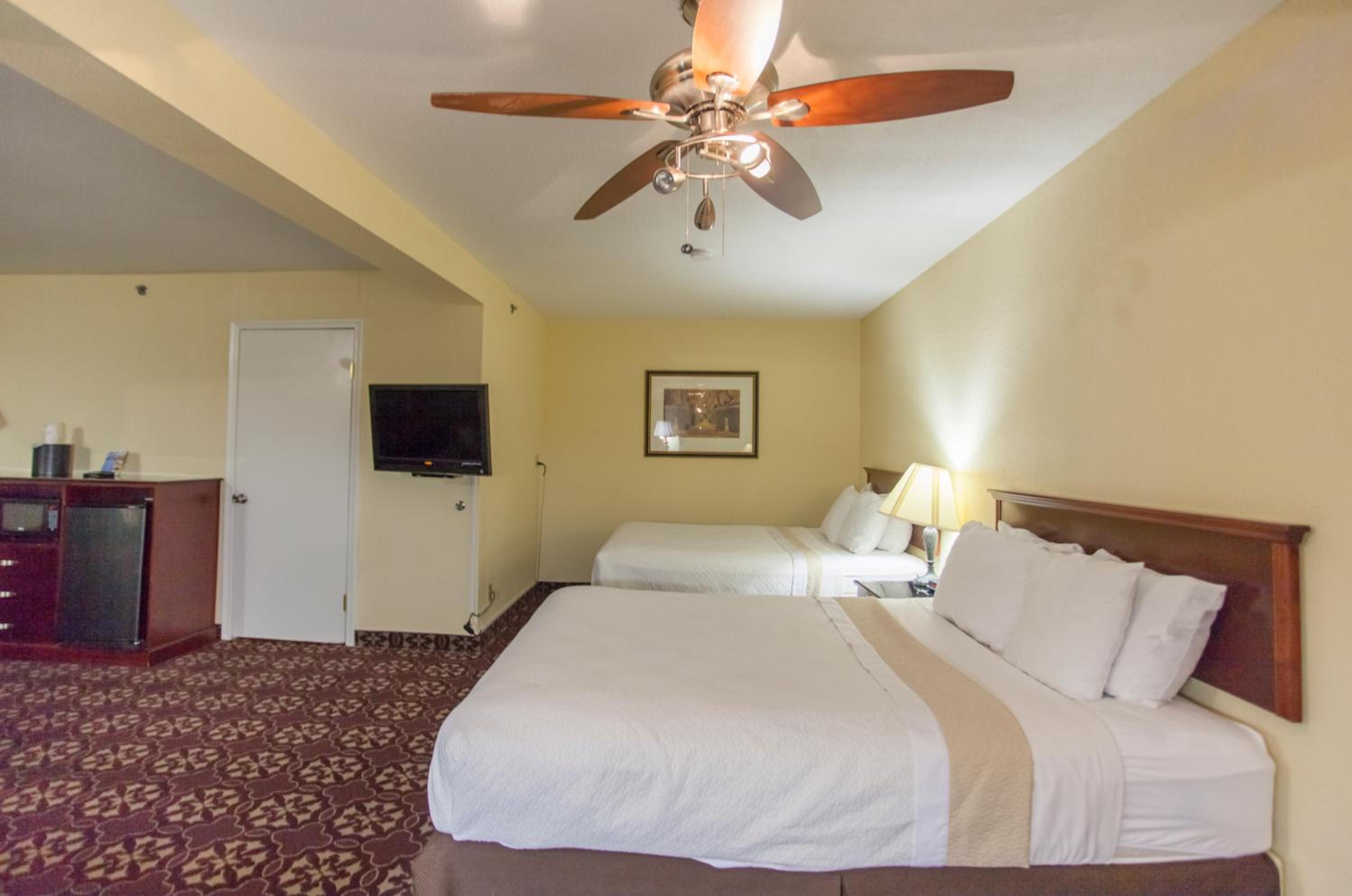 Queen Studio Suite with Two Queen Beds - Non-Smoking - Photo 7