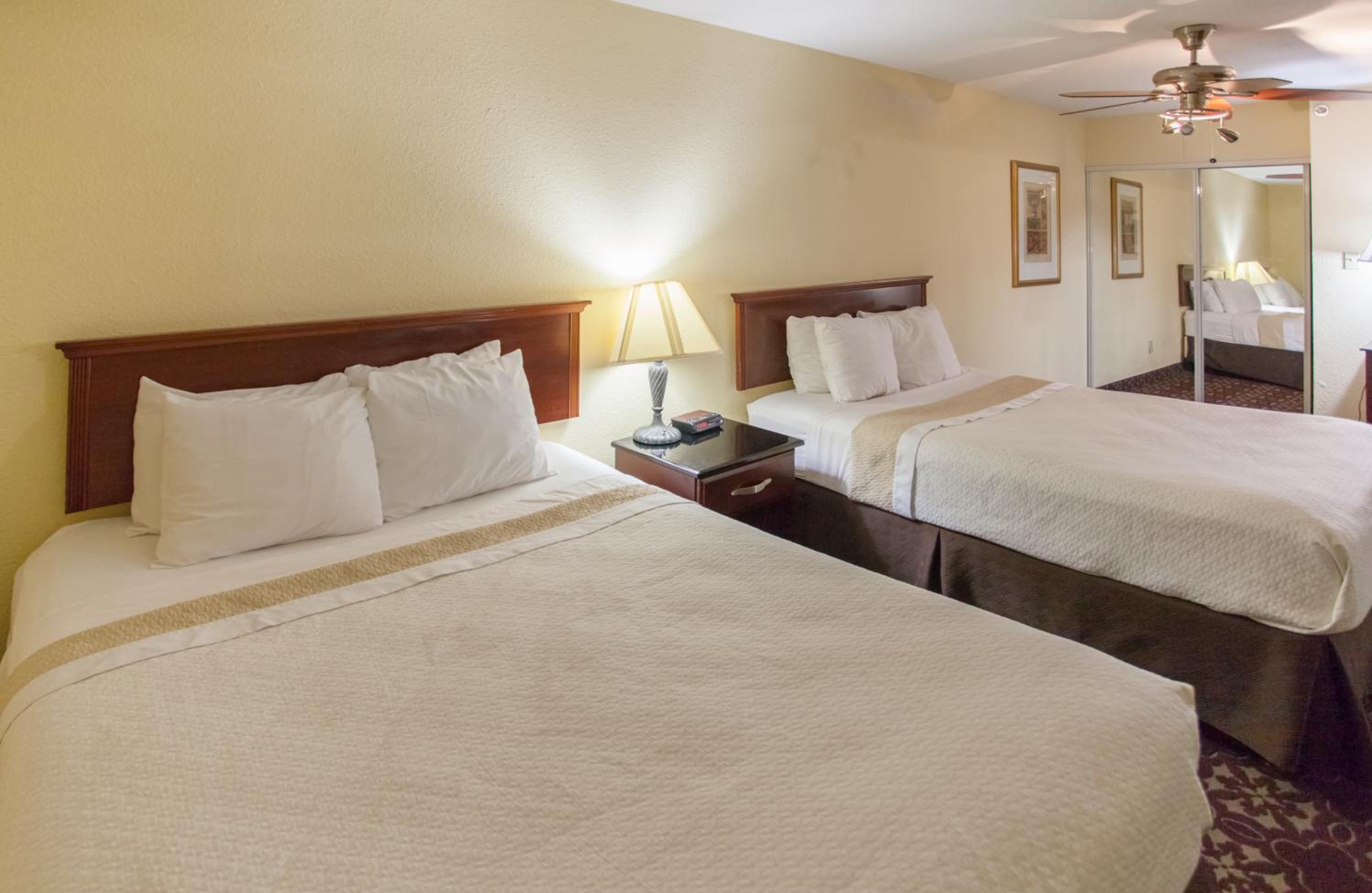 Queen Studio Suite with Two Queen Beds - Non-Smoking - Photo 8