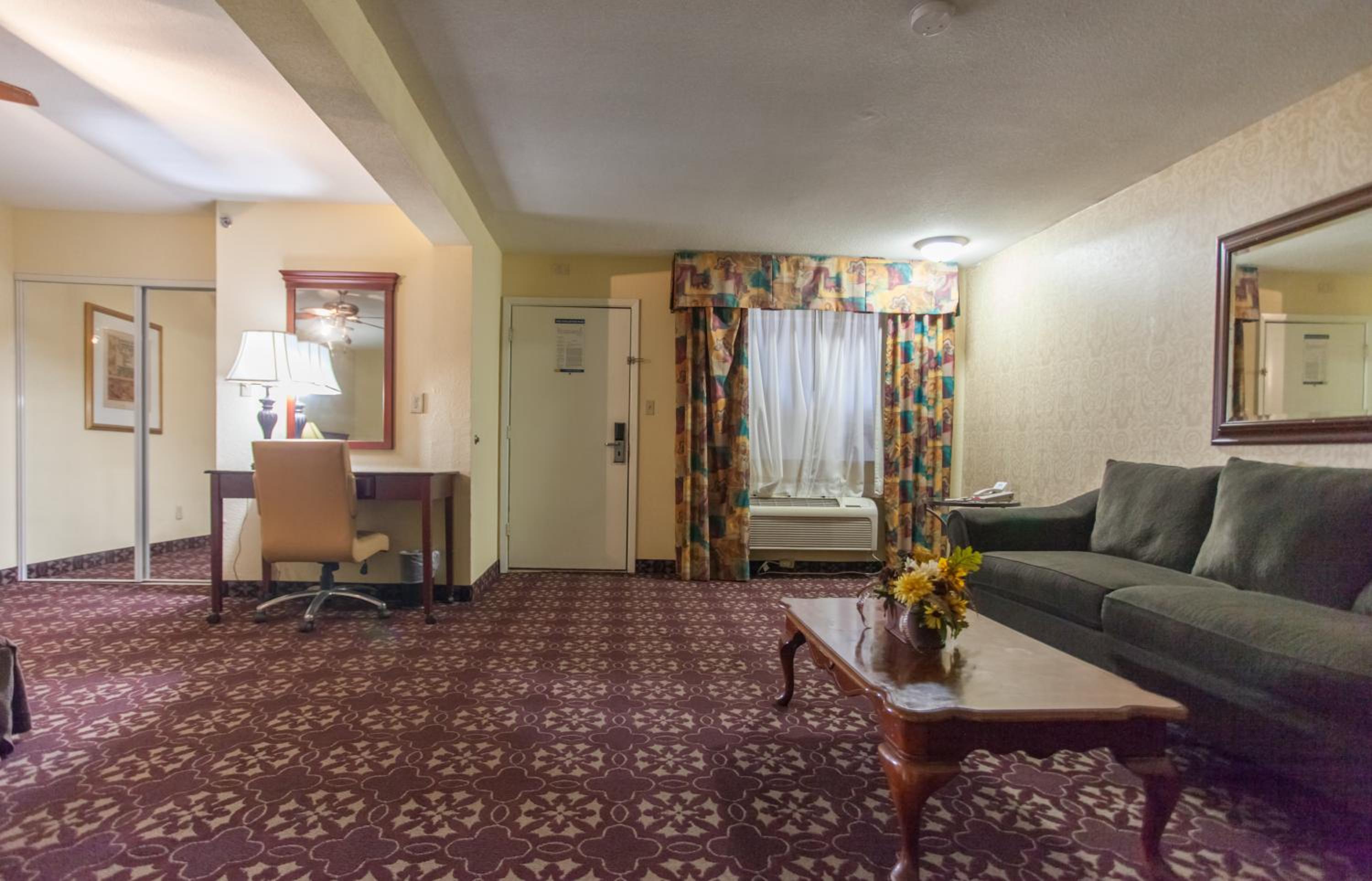 Queen Studio Suite with Two Queen Beds - Non-Smoking - Photo 9