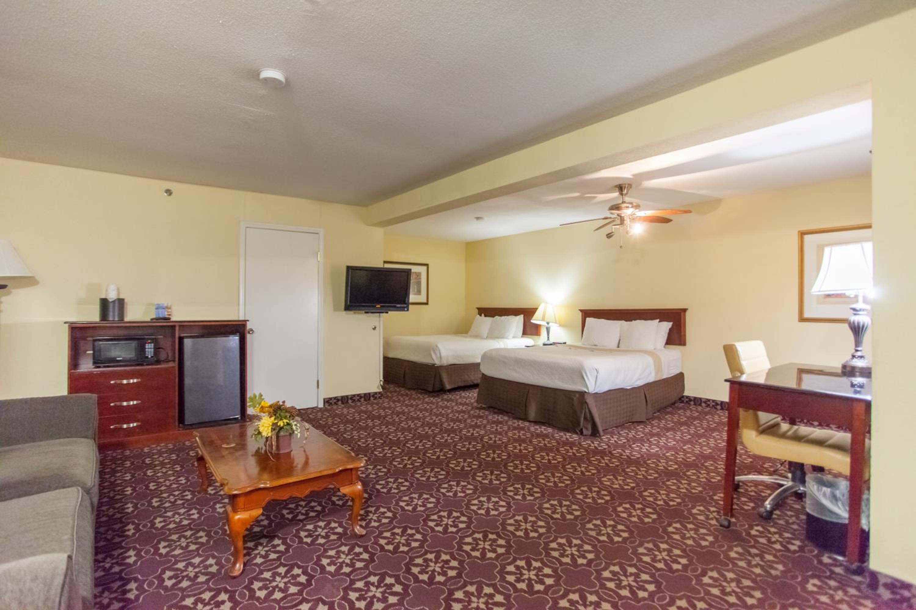 Queen Studio Suite with Two Queen Beds - Non-Smoking - Photo 10