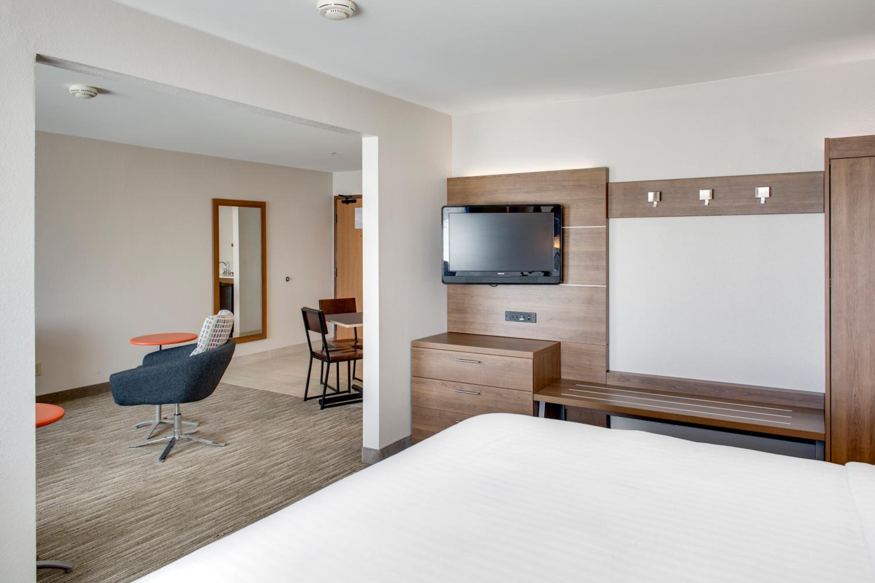 One-Bedroom King Suite - Photo 3