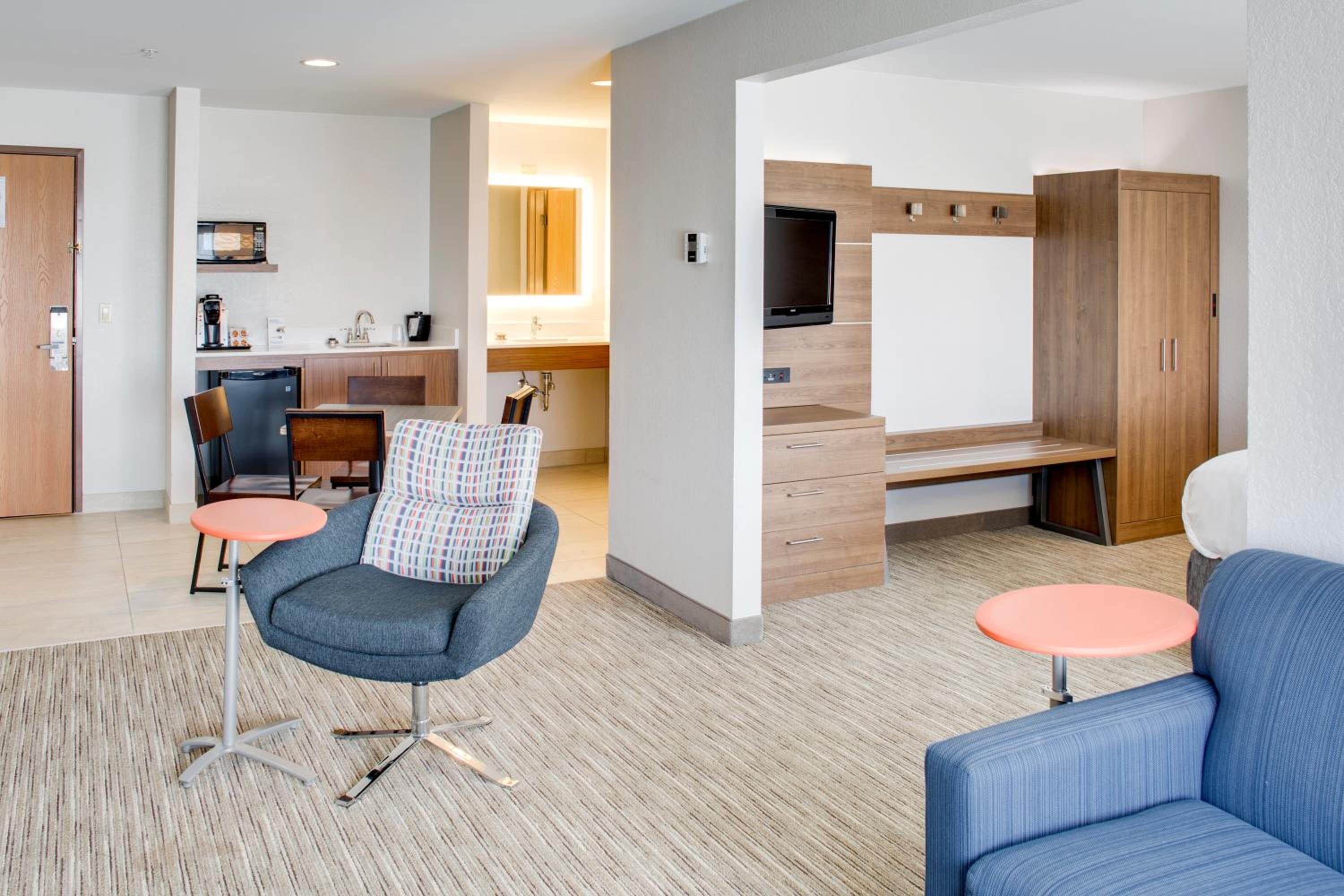 One-Bedroom King Suite - Photo 4