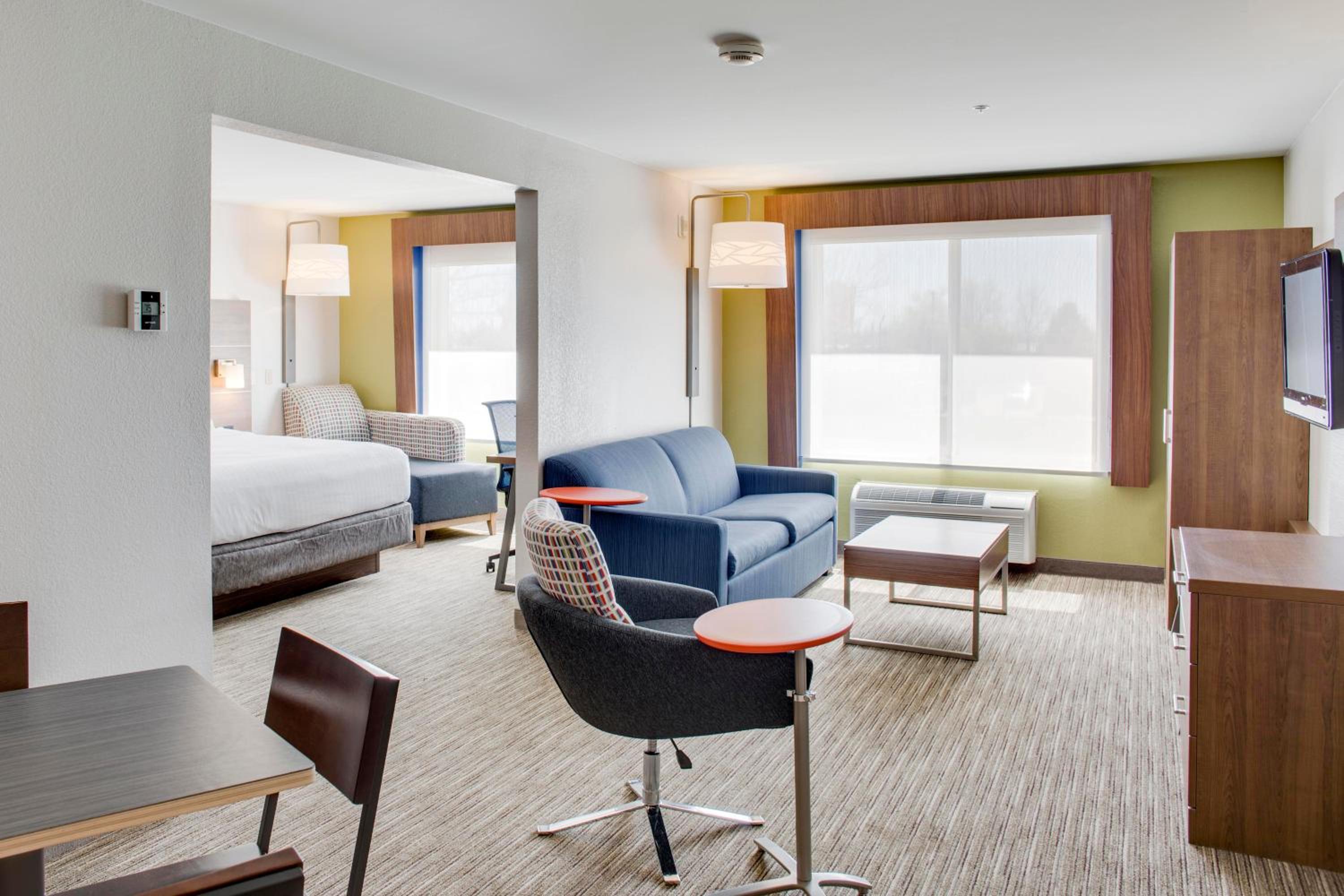 One-Bedroom King Suite - Photo 6