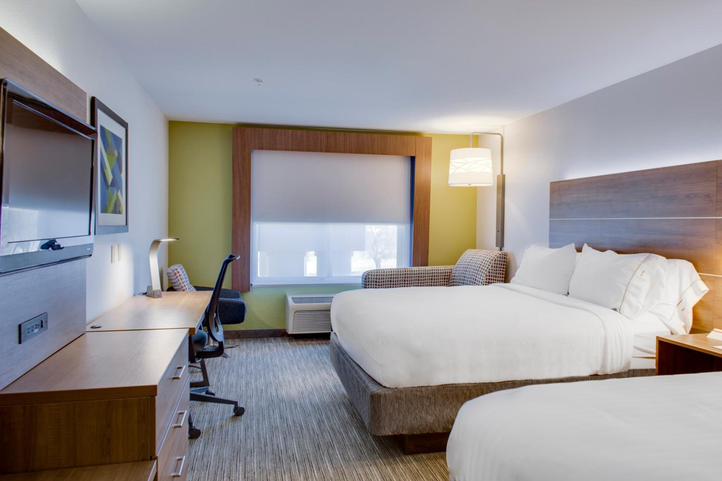 Standard Queen Room with Two Queen Beds - Photo 2