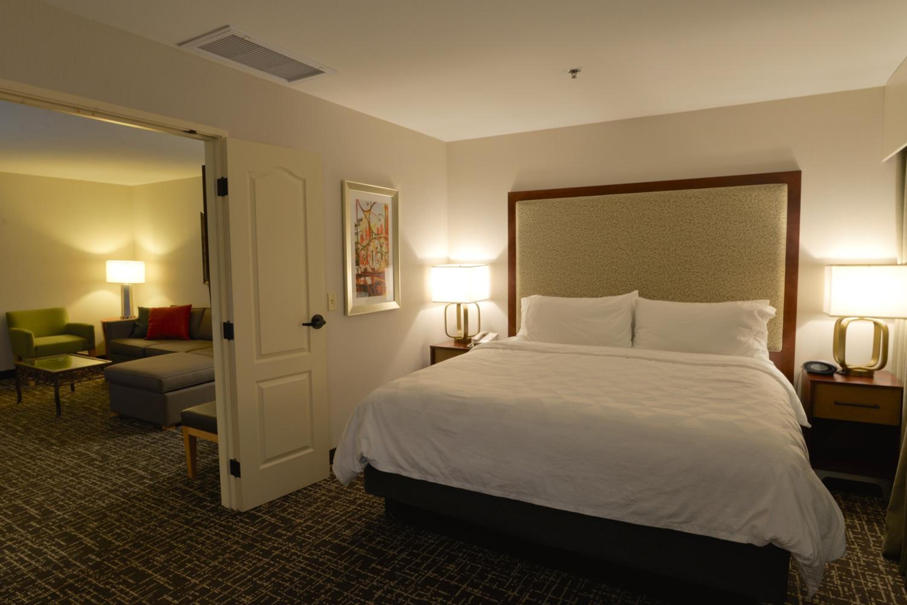 King Suite with Balcony - Photo 2