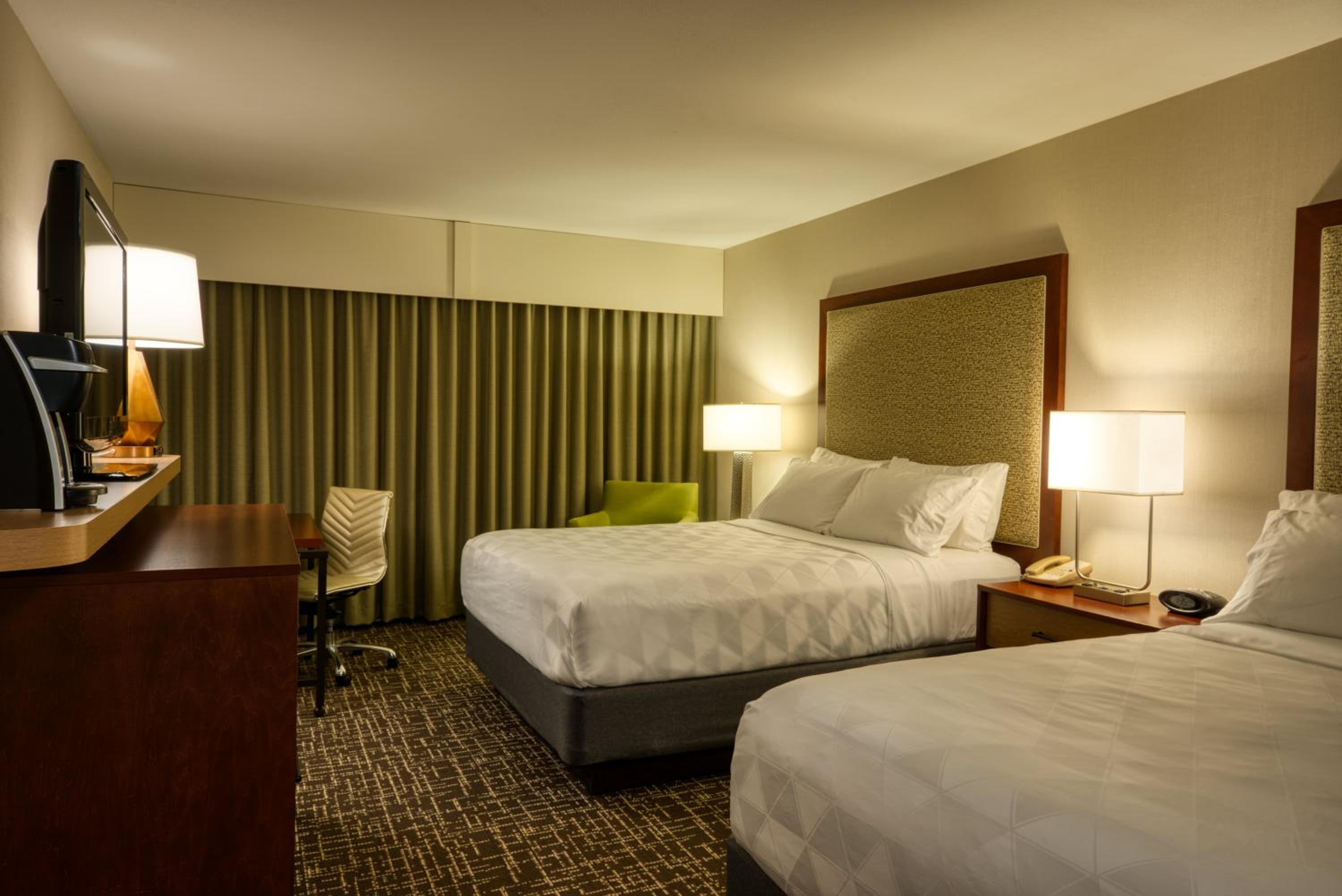 Queen Room with Two Queen Beds and Pool View - Photo 3