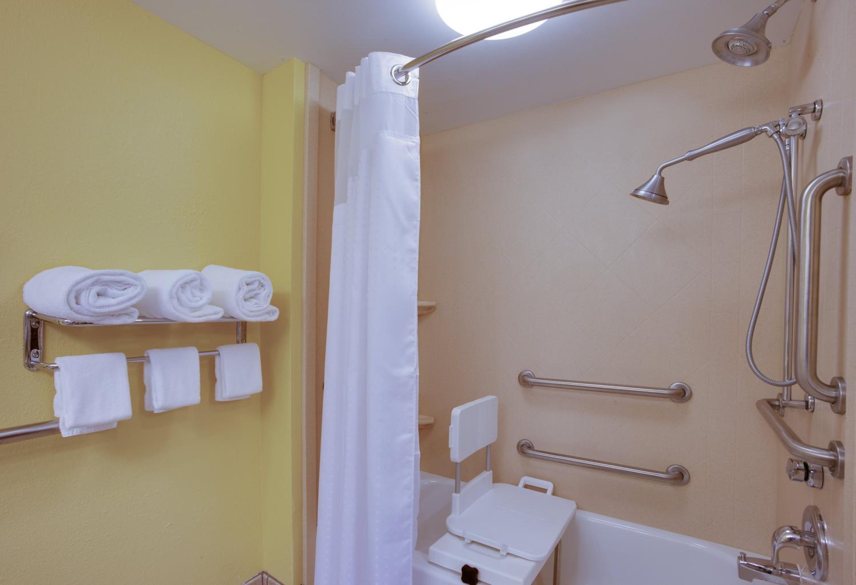 Standard Queen Room with Two Queen Beds and Tub - Mobility/Communications Accessible - Photo 3