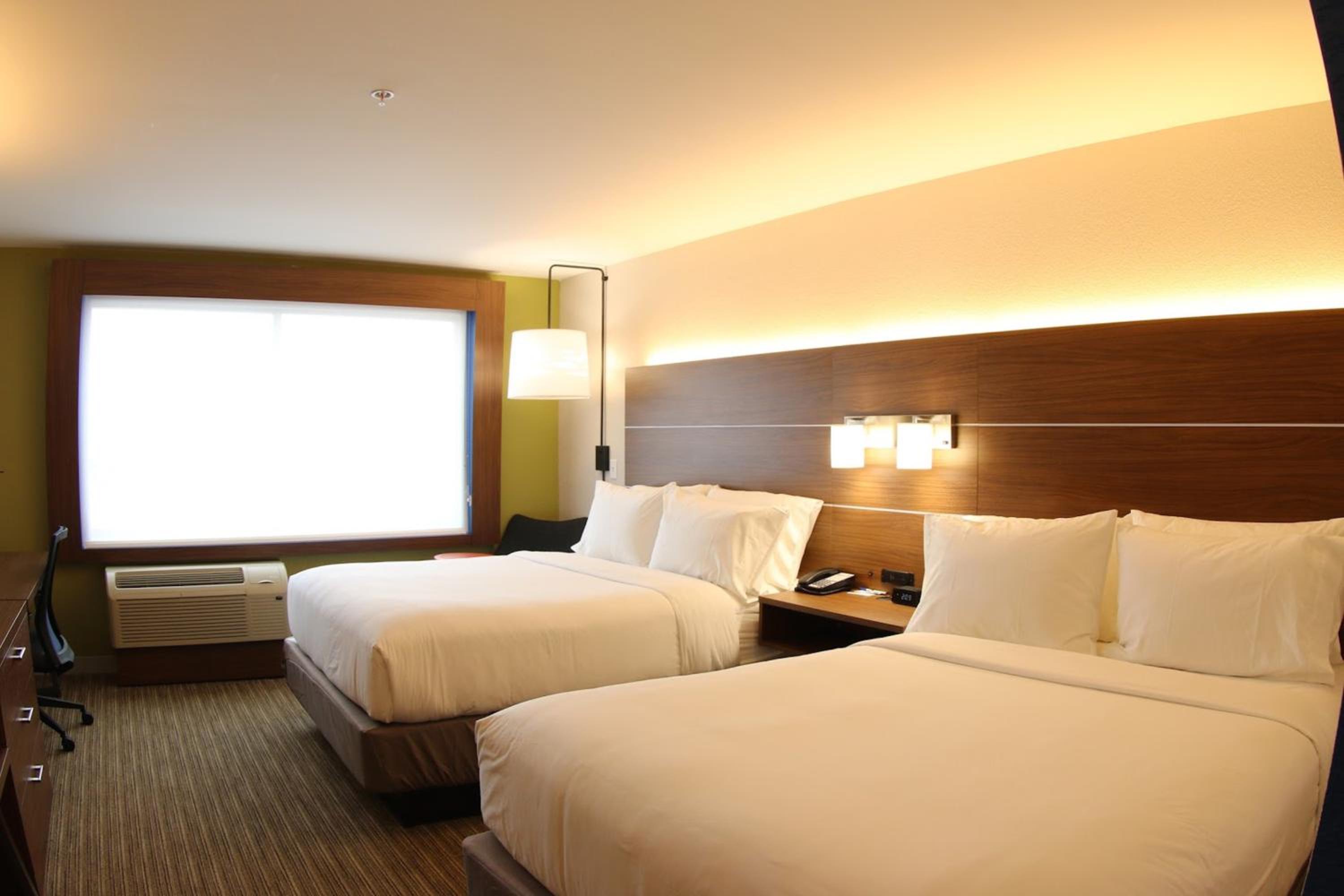 Standard Room with Two Queen Beds photo 1