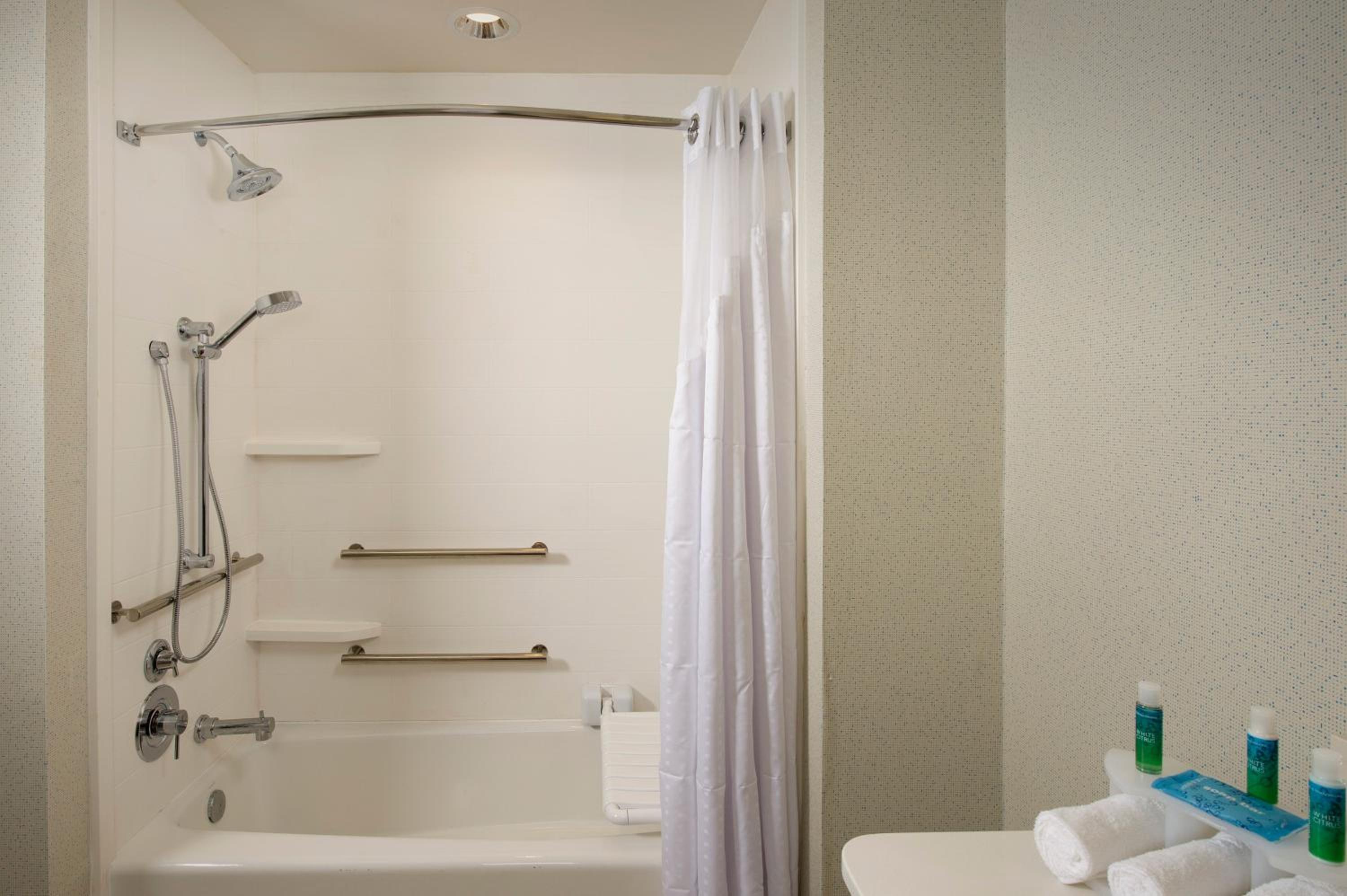 King Suite with Mobility Accessible Tub - Non-Smoking photo 3