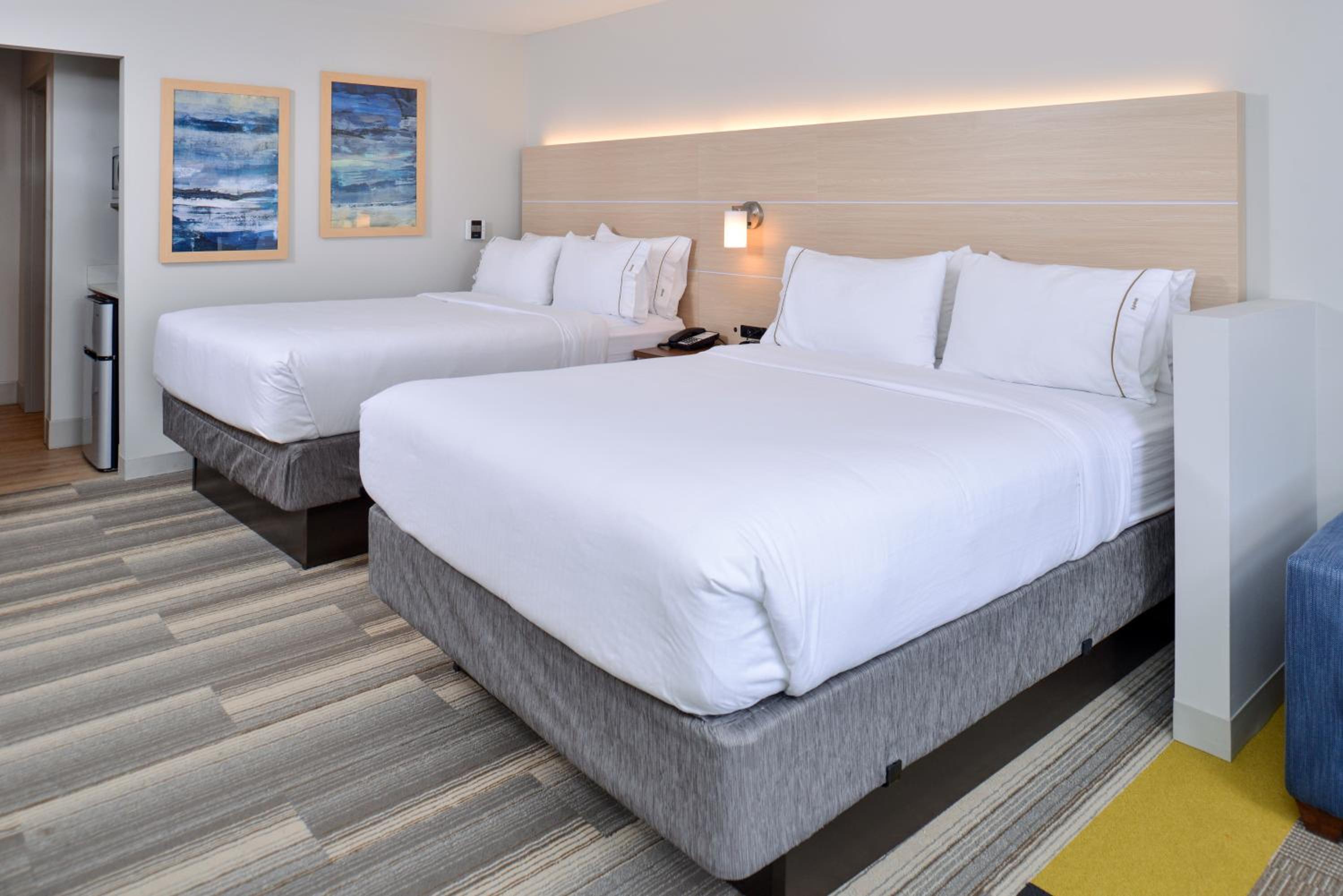 Queen Suite with Two Queen Beds and Sofa Bed photo 3