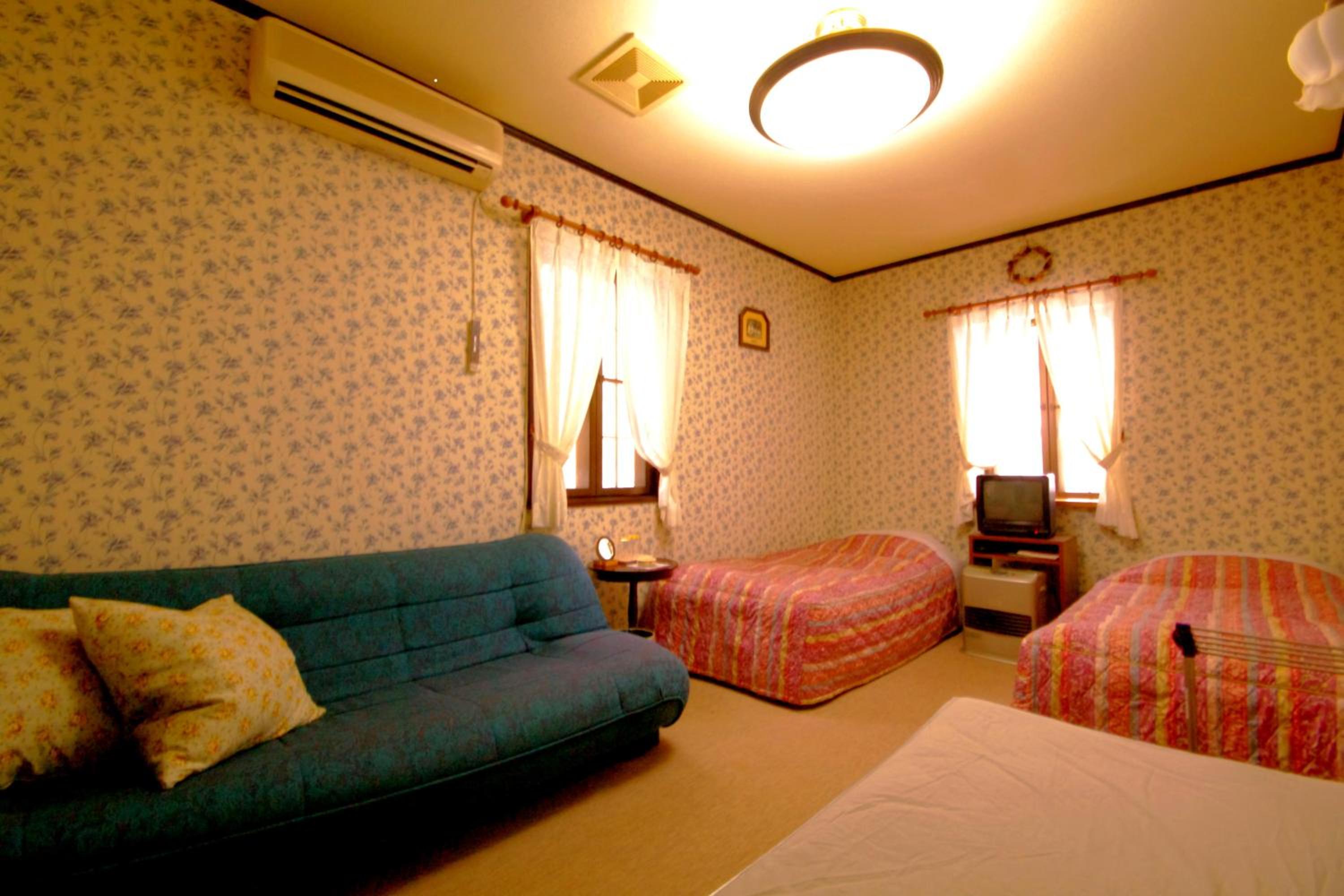 Twin Room - Photo 3