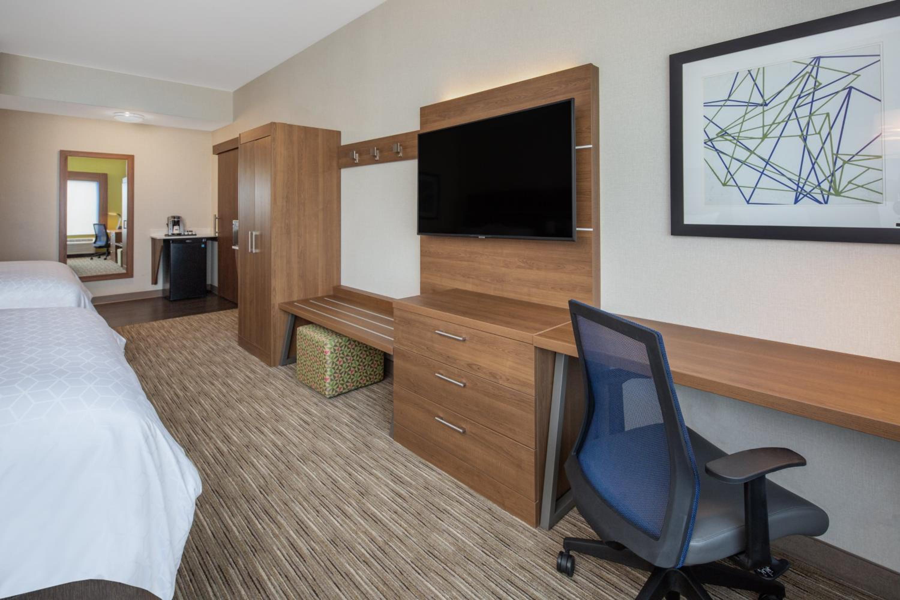 Standard Room with Two Queen Beds - Photo 6