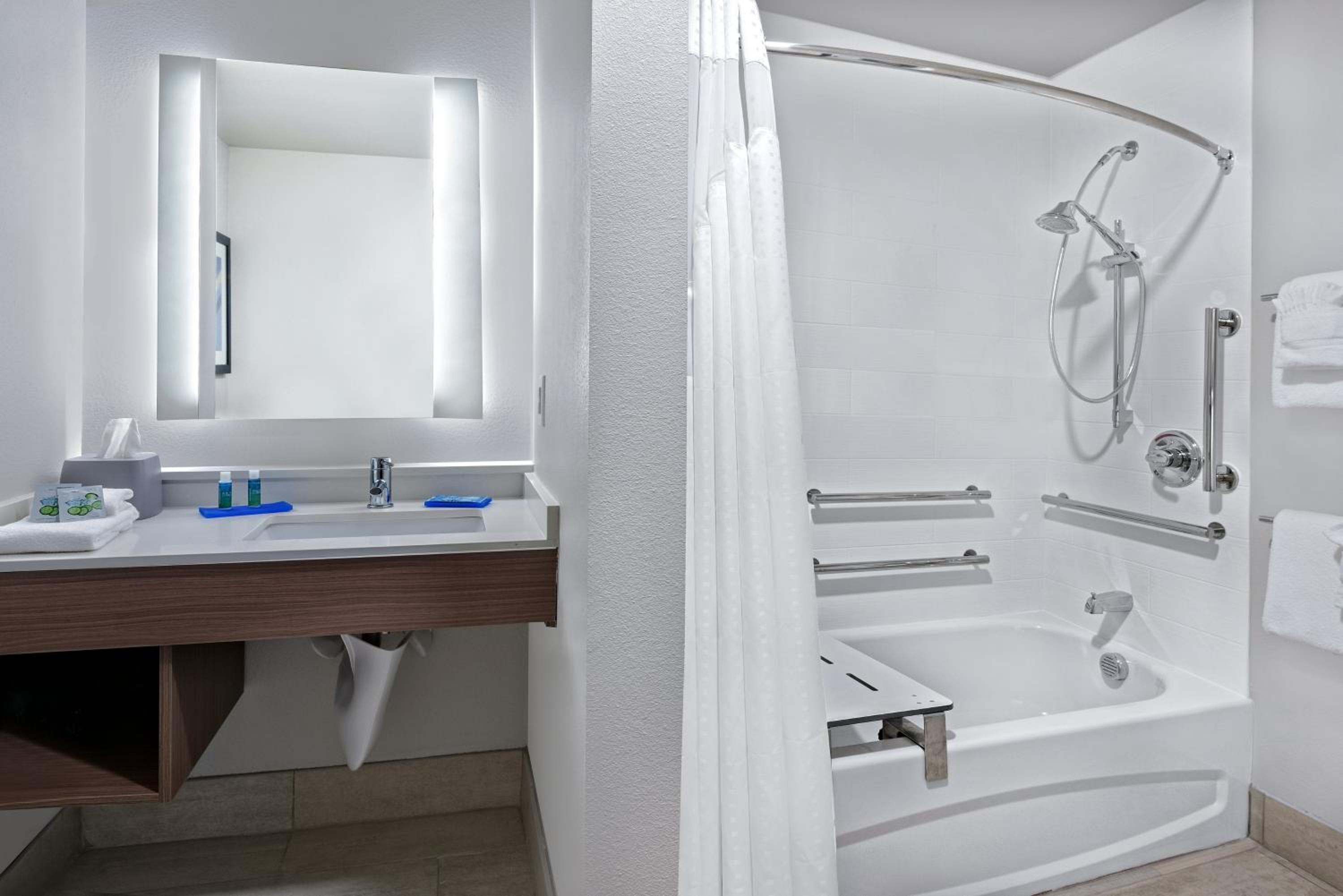 Queen Room with Two Queen Beds - Mobility Access Tub/Non-Smoking photo 2