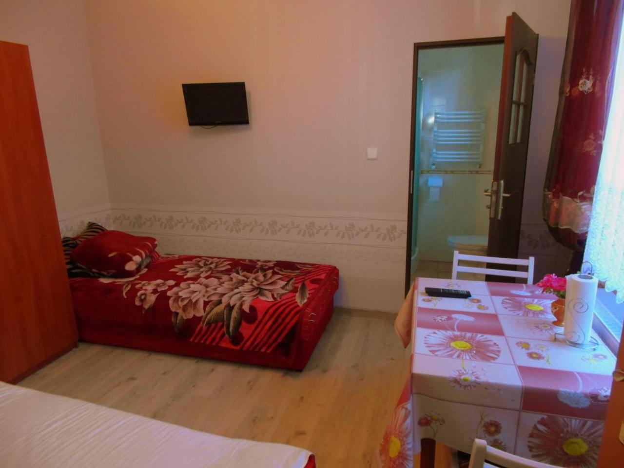 Double Room with Private Bathroom - Photo 4