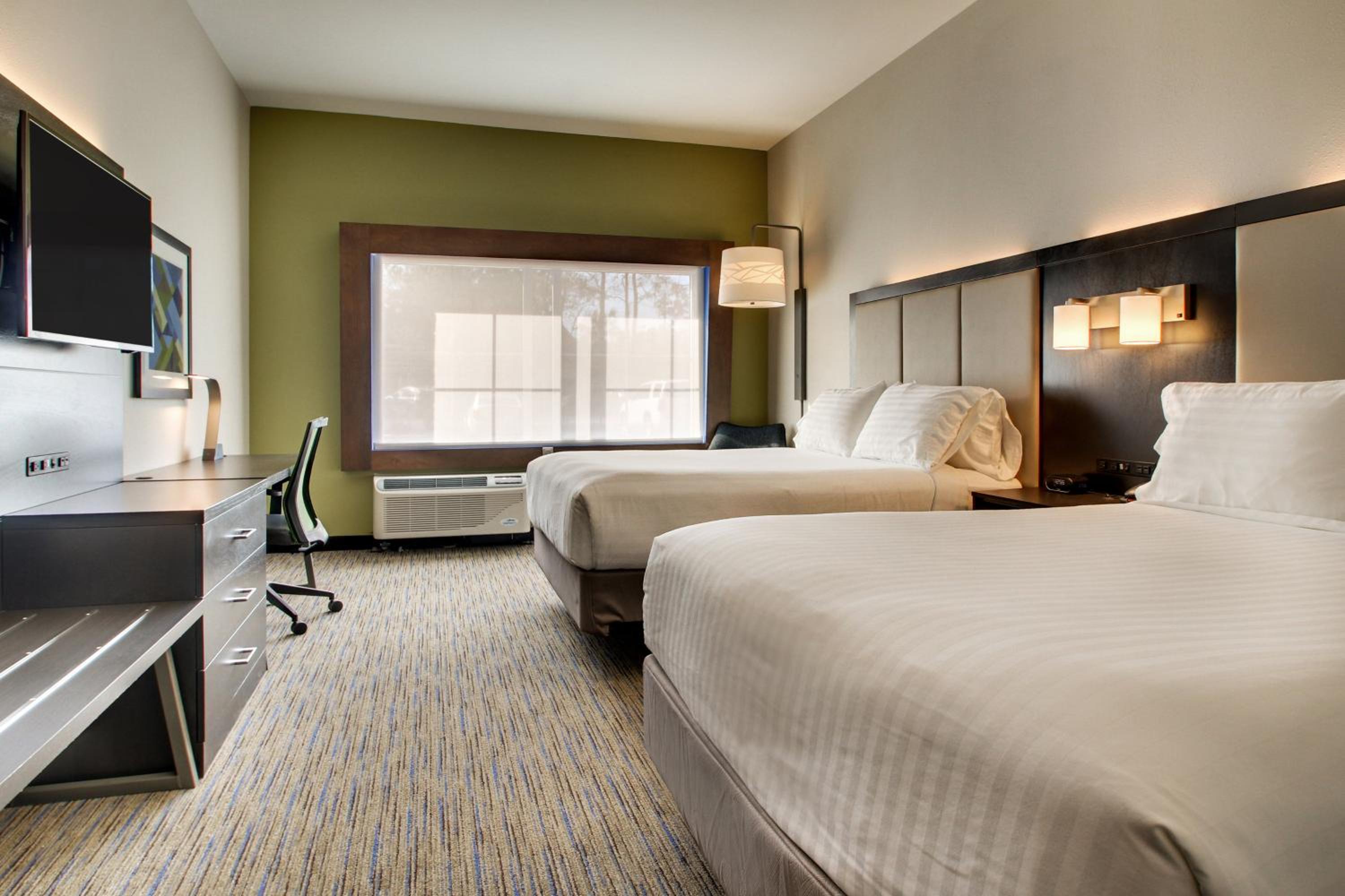 Queen Room with Two Queen Beds Hearing Accessible with Roll-In Shower - Non-Smoking