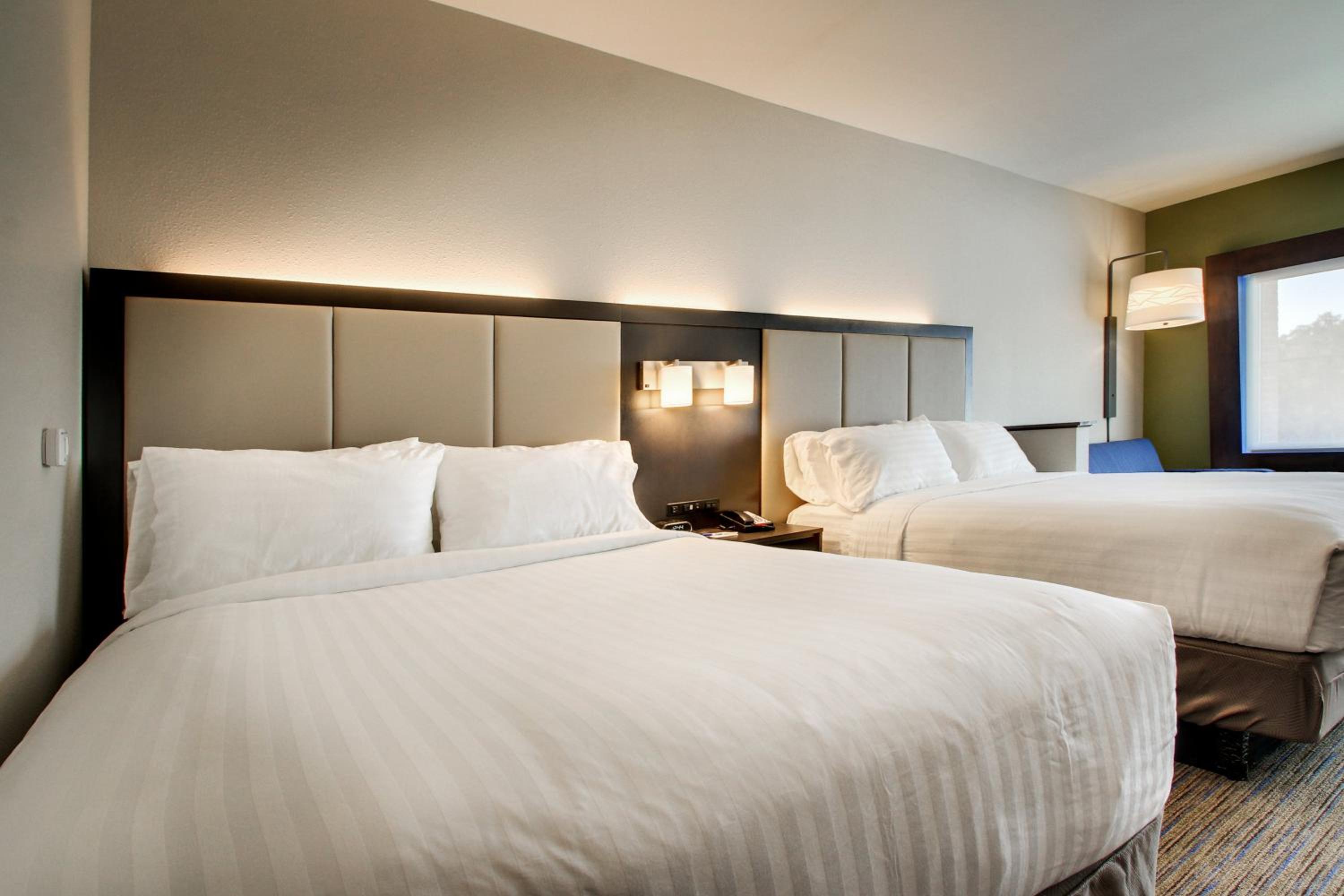 Suite with Two Queen Beds - Communications Access photo 3