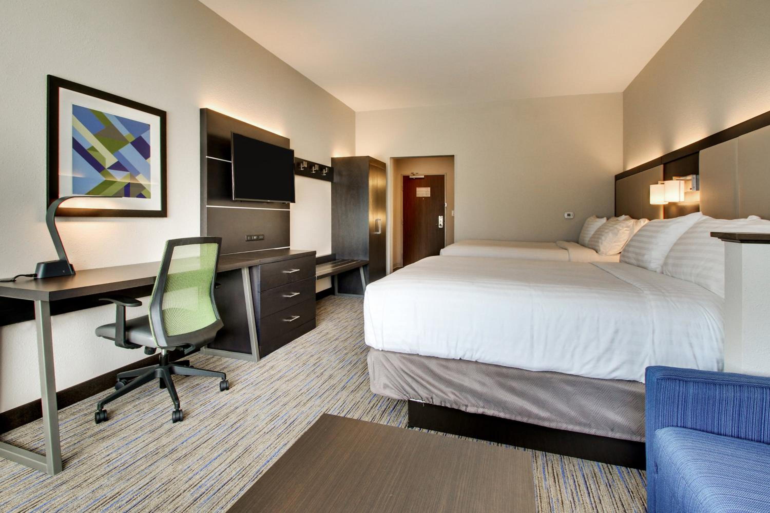 Suite with Two Queen Beds - Communications Access photo 2