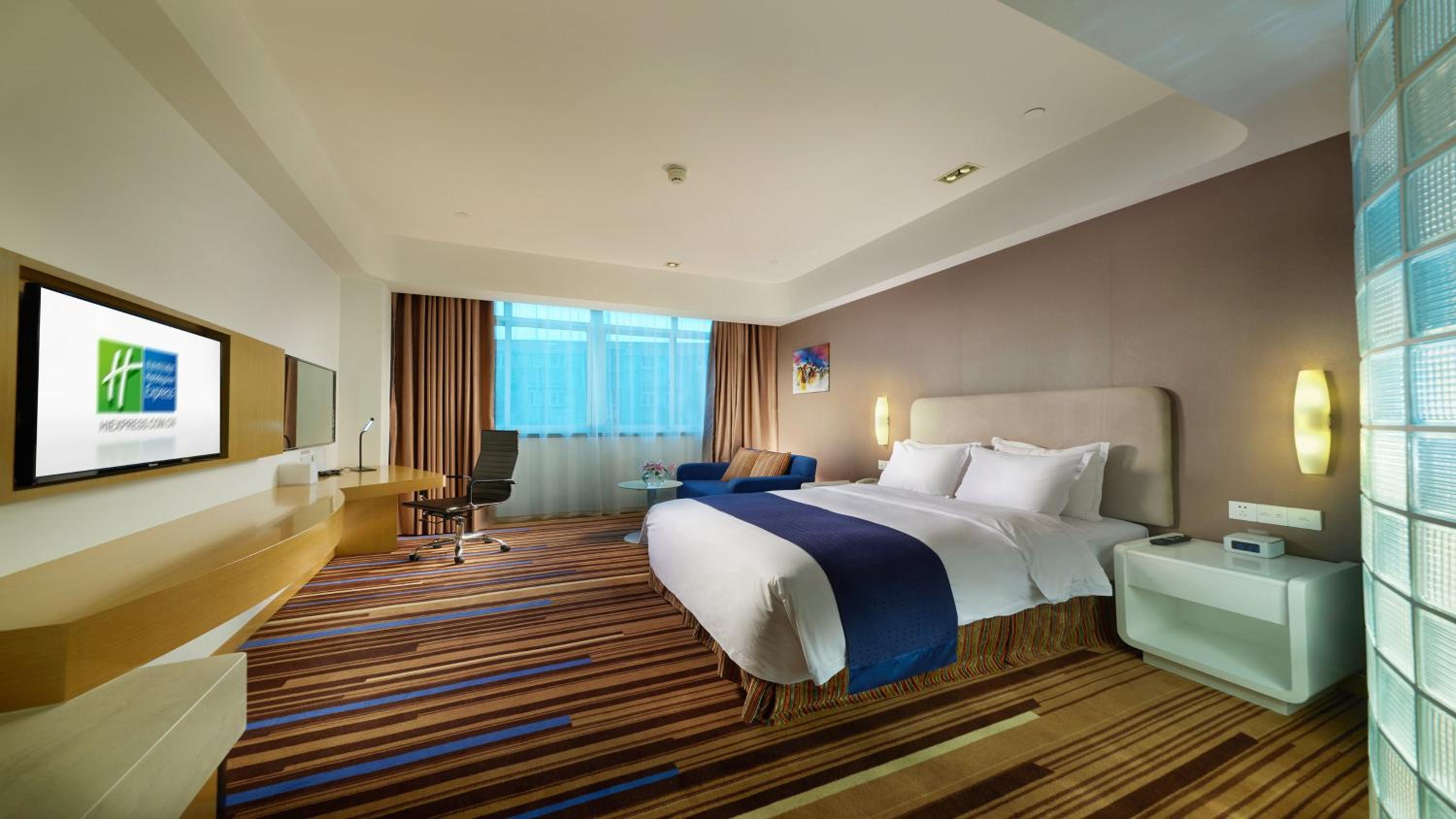 Queen Room - Accessible