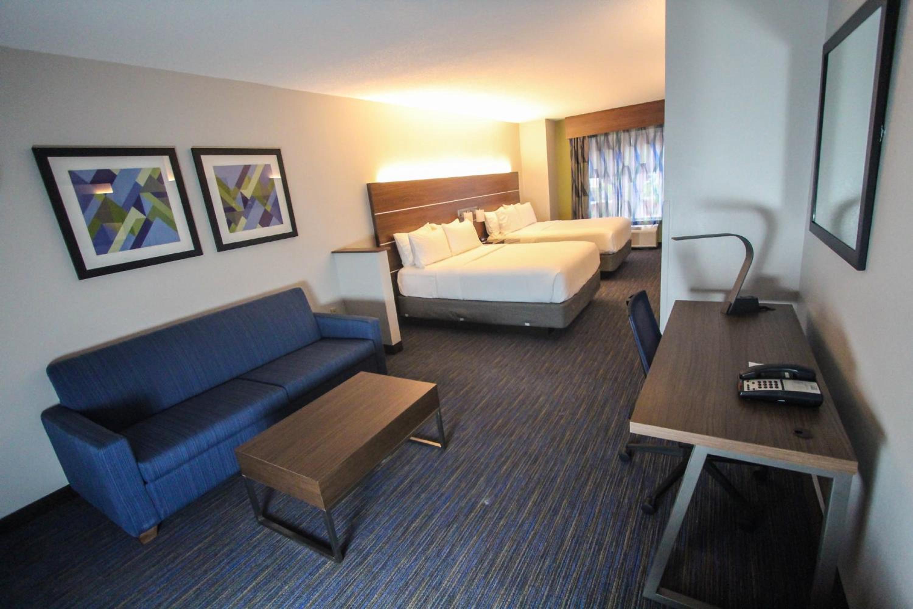 Standard Queen Room with Sofa Bed - Photo 2
