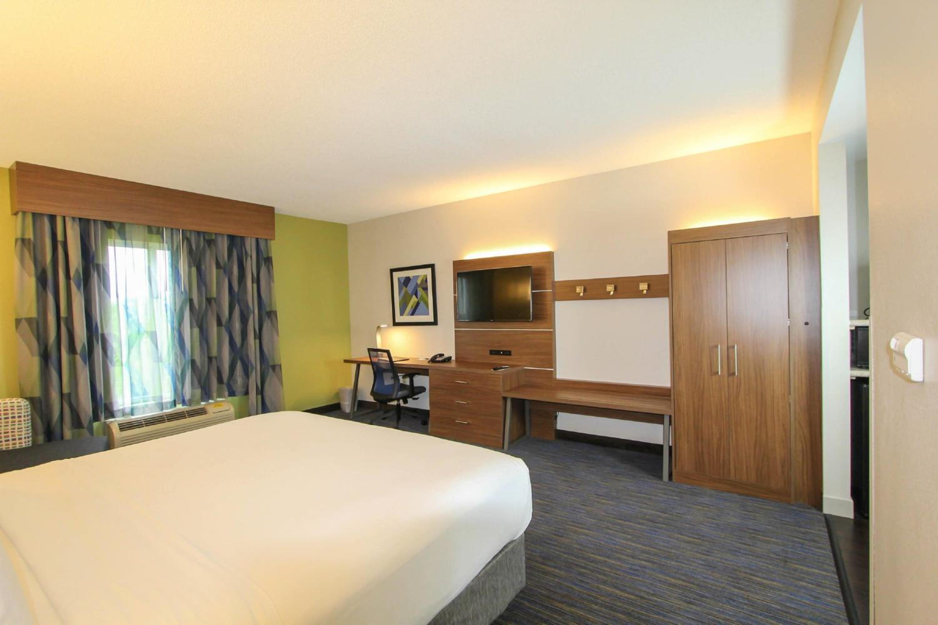 Deluxe King Room - Hearing Accessible  - Photo 4