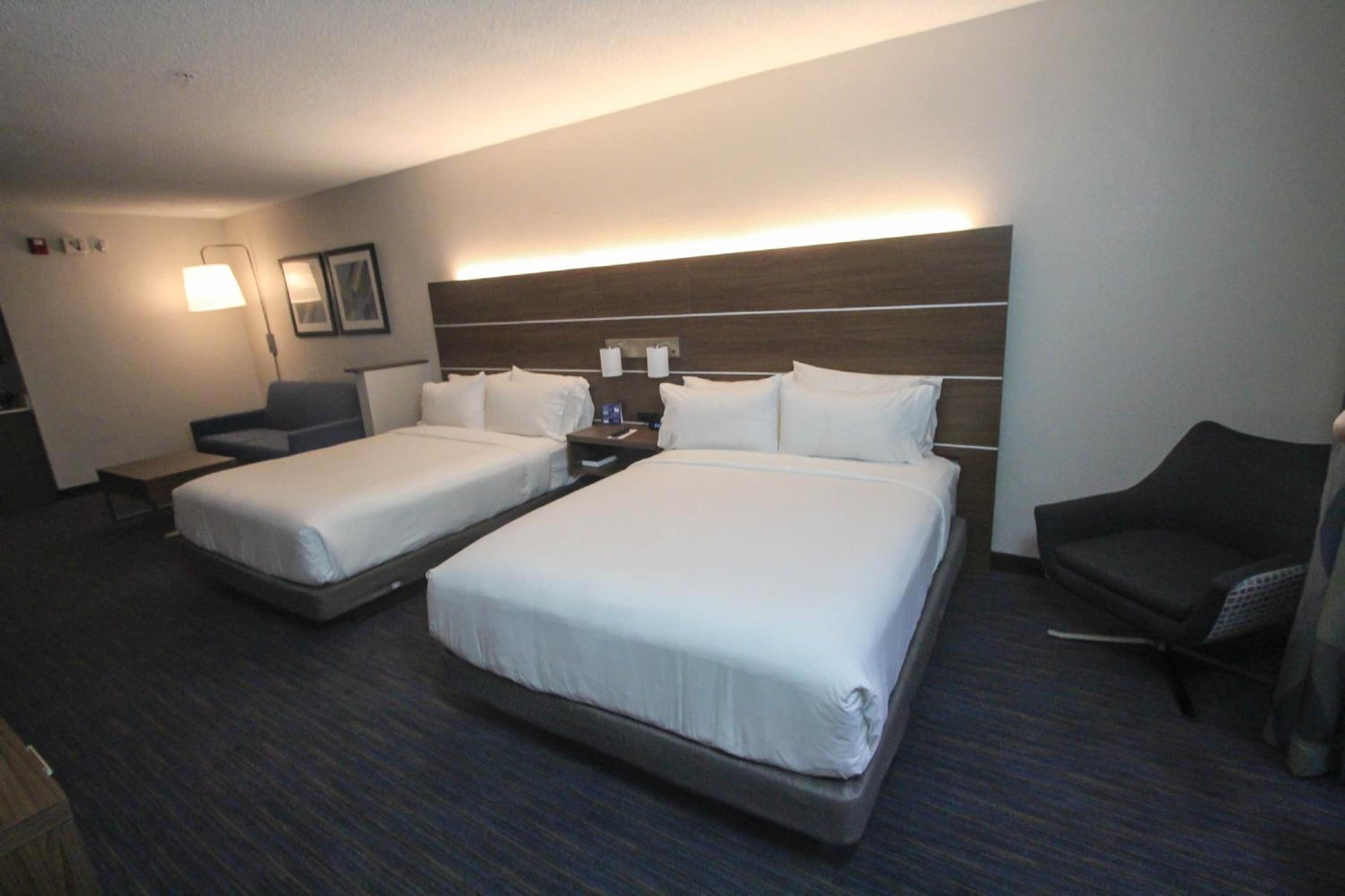 Standard Queen Room with Sofa Bed - Photo 1