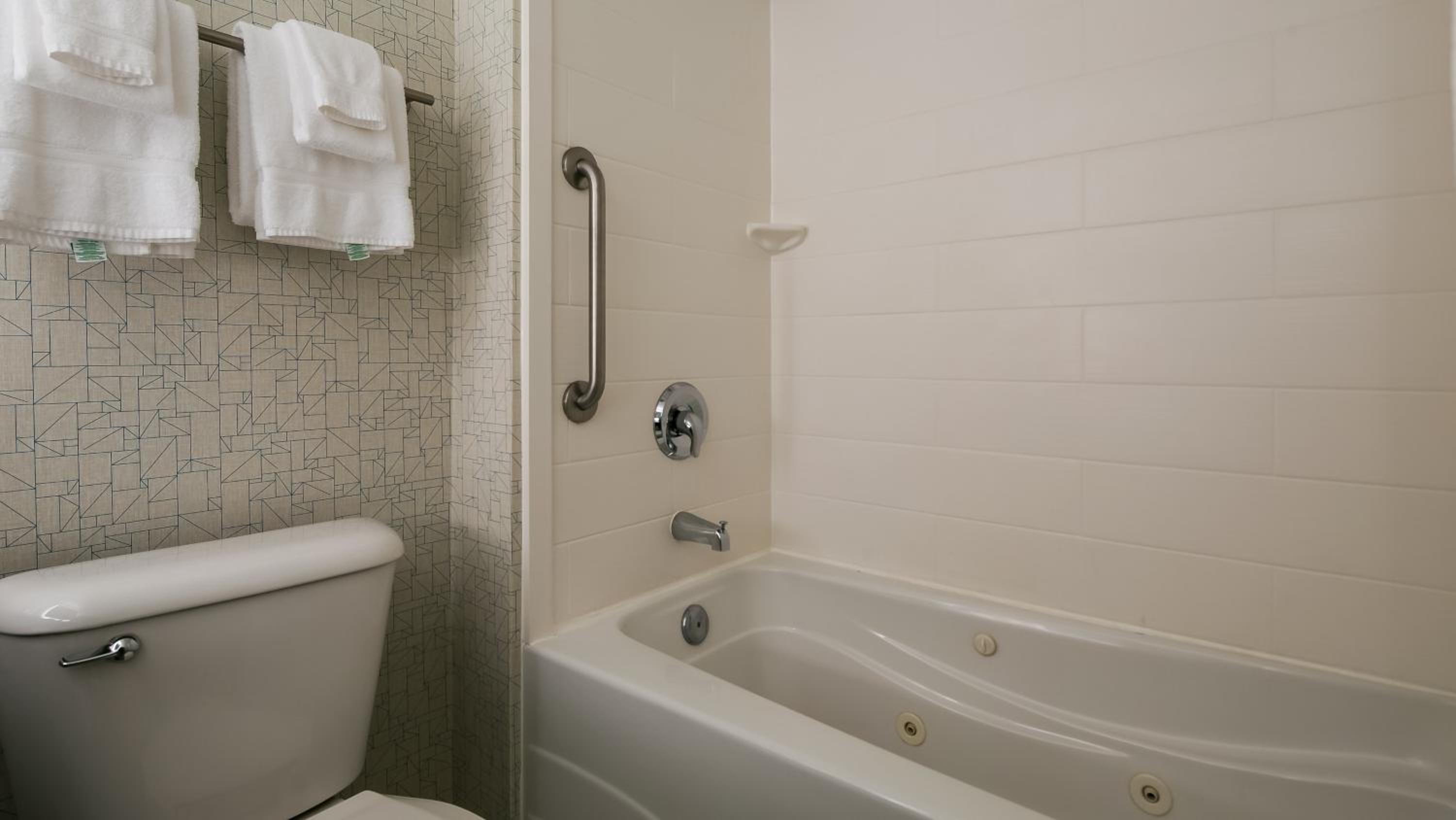 One-Bedroom Suite with Jetted Tub - Photo 3
