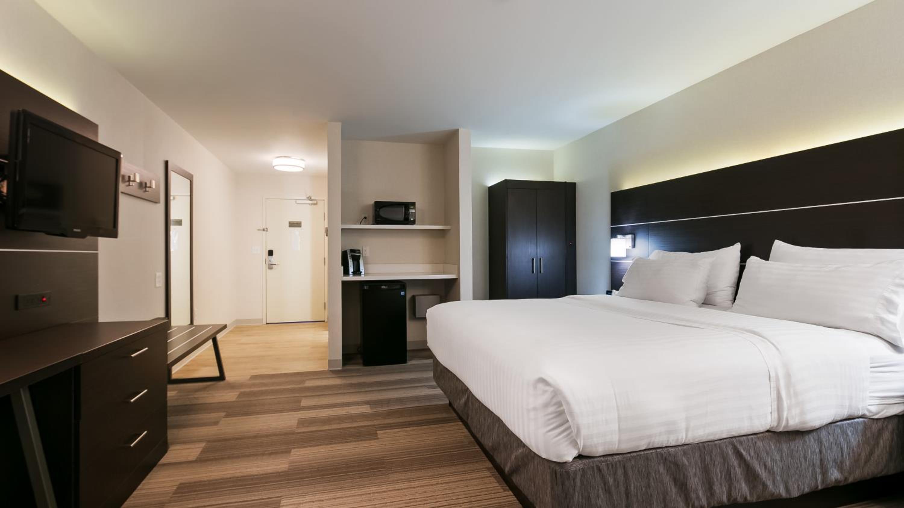 Standard King Room with Sofa Bed - Photo 1