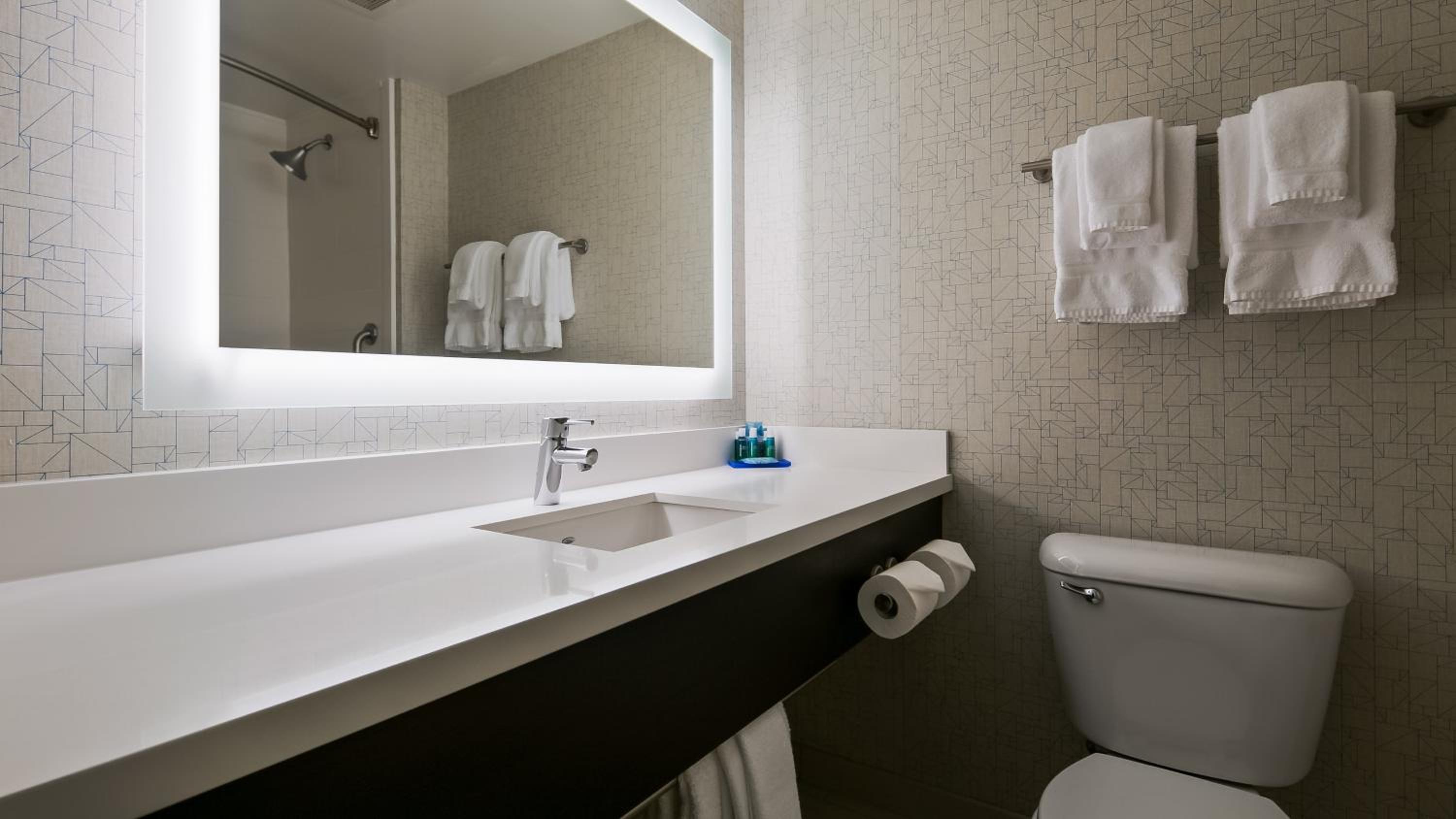 One-Bedroom Suite with Jetted Tub - Photo 2