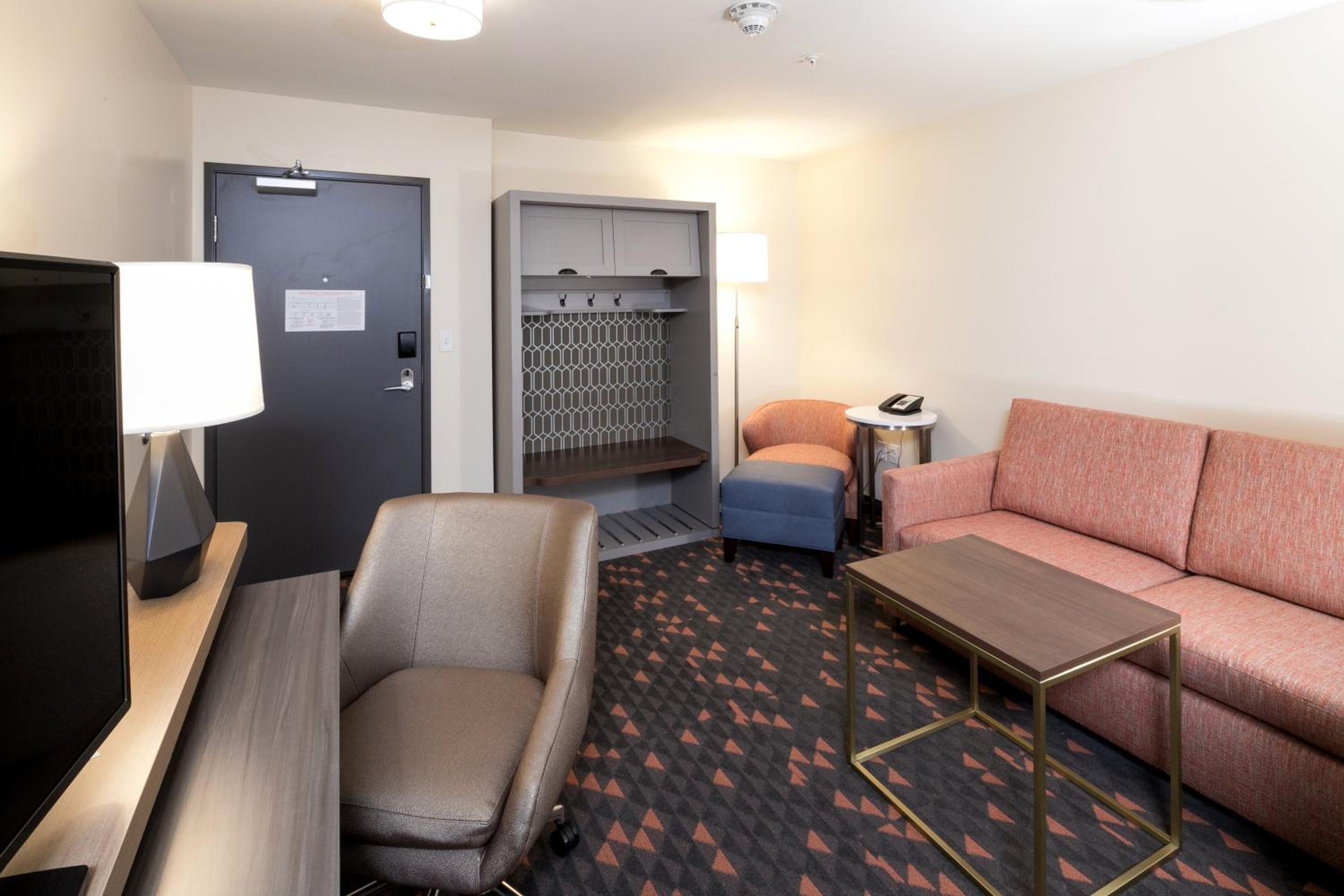 One-Bedroom King Suite with Sofa Bed photo 3