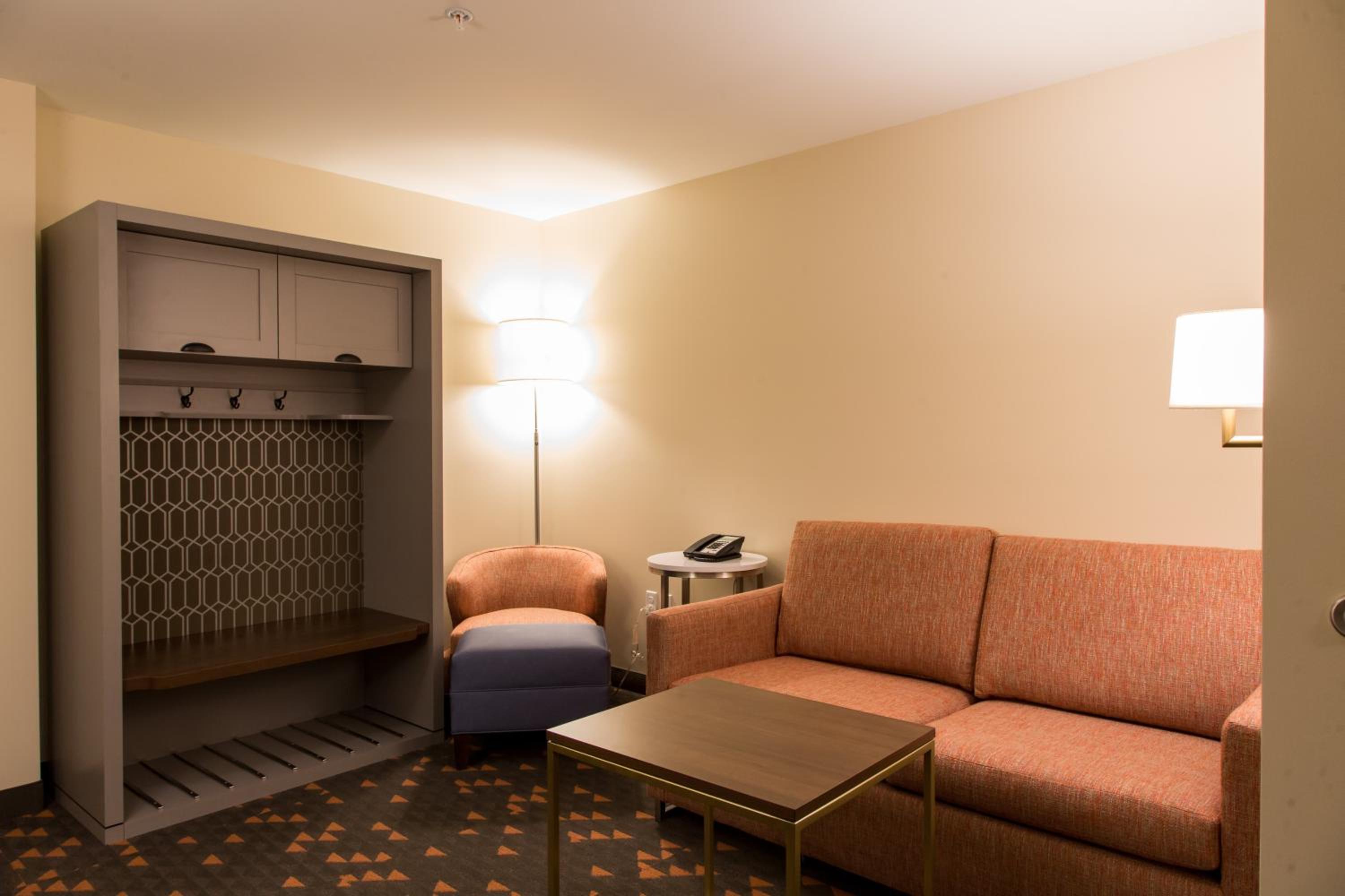 Feature Suite - Non-Smoking photo 3