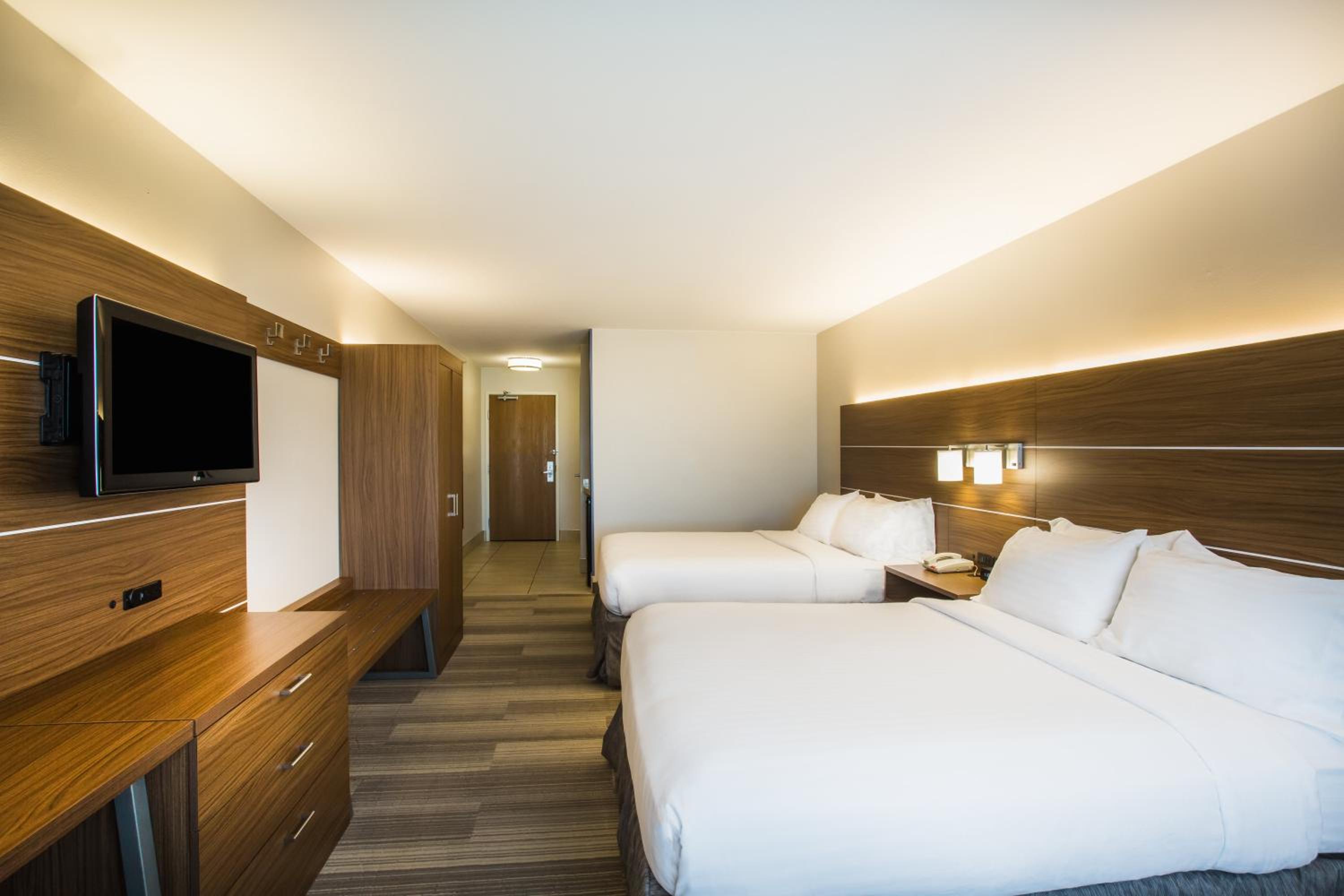 Standard Room with Two Queen Beds - Photo 2