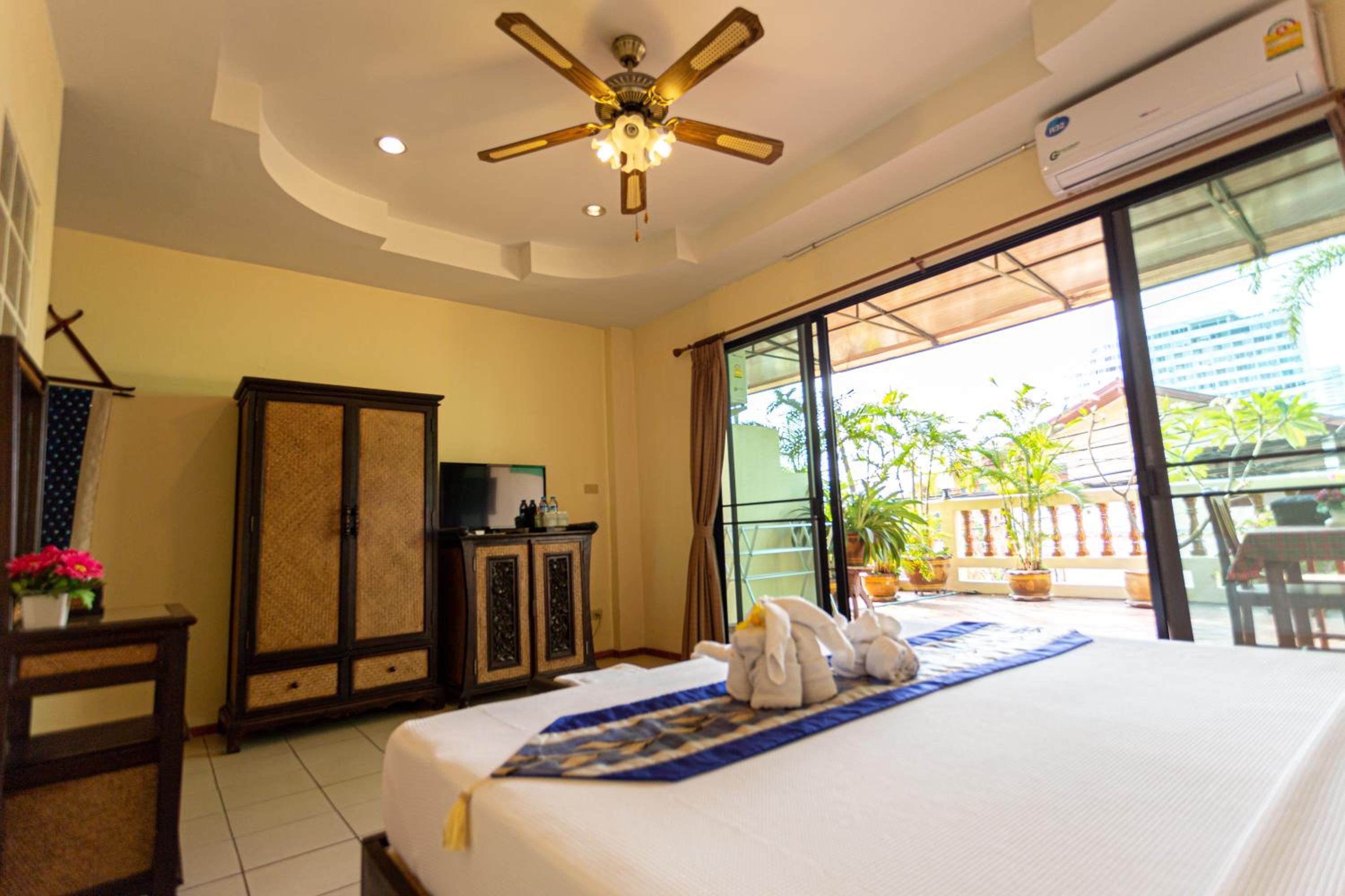 Deluxe King Room photo 2